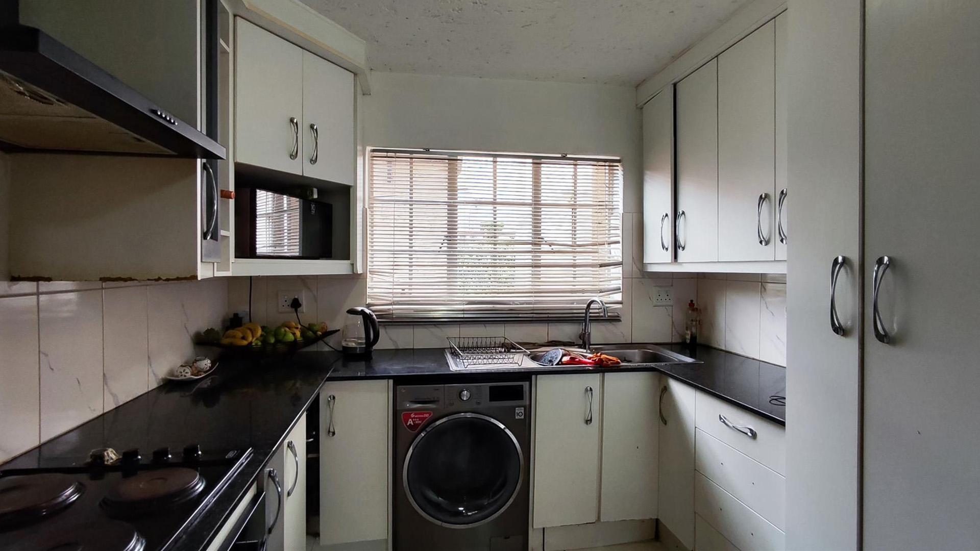 Kitchen - 10 square meters of property in Bedfordview