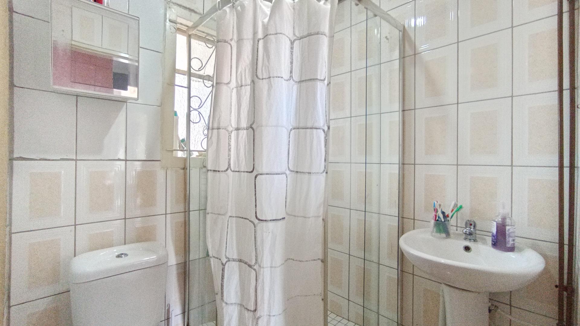 Bathroom 1 - 3 square meters of property in Rockford