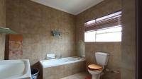 Main Bathroom - 9 square meters of property in Corlett Gardens