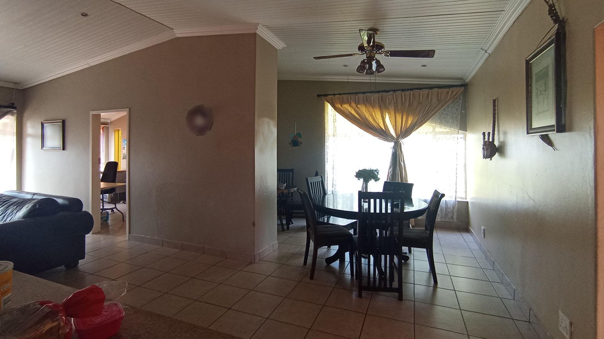 Dining Room - 20 square meters of property in Sinoville