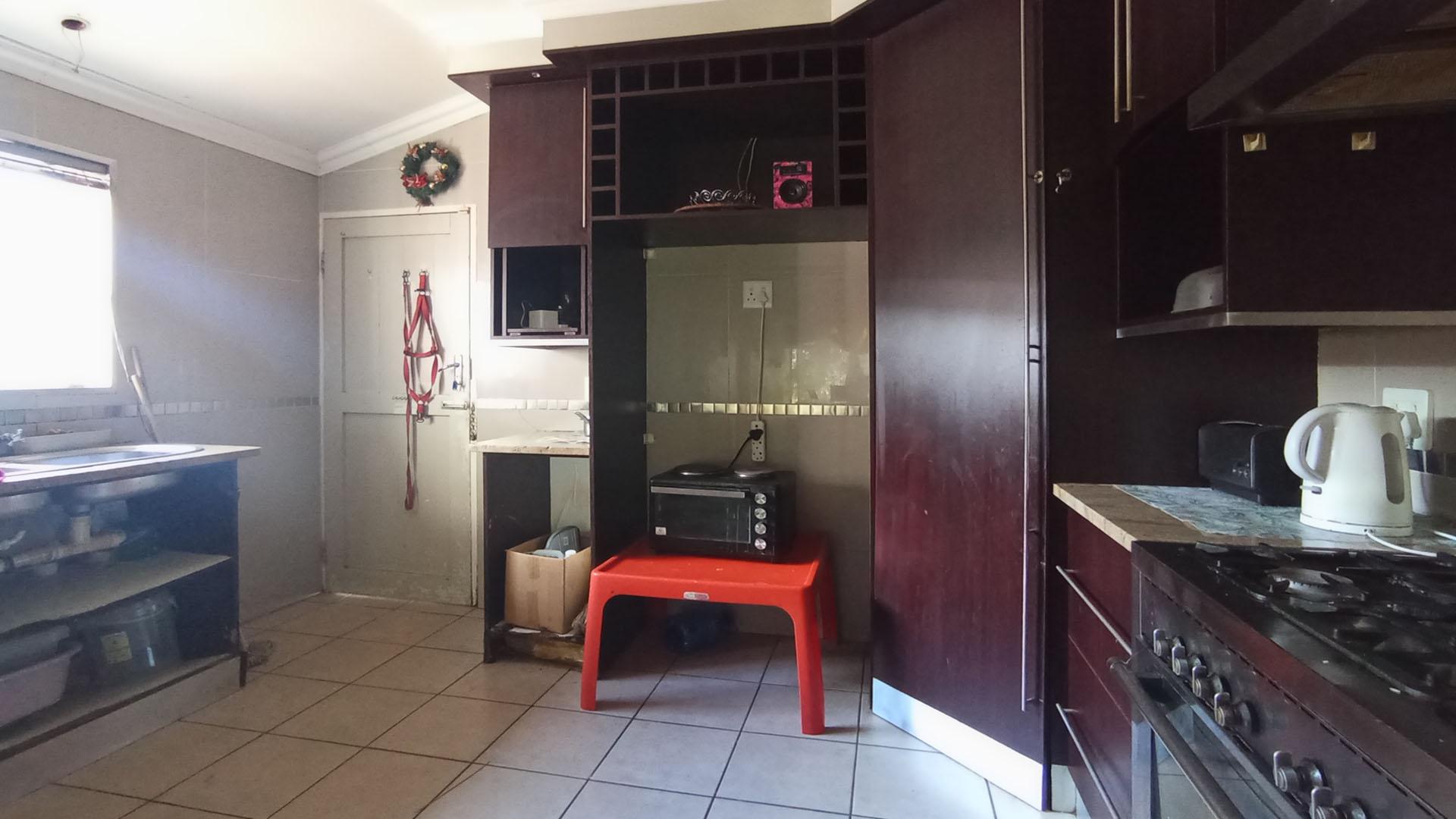 Kitchen - 16 square meters of property in Sinoville