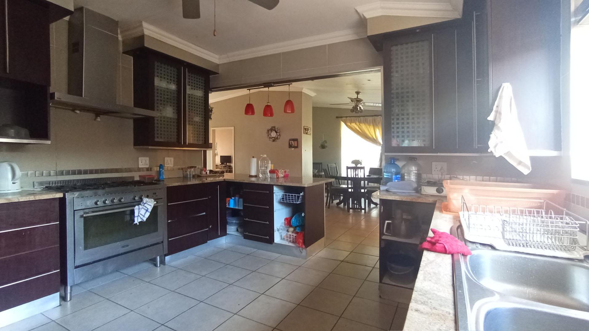 Kitchen - 16 square meters of property in Sinoville