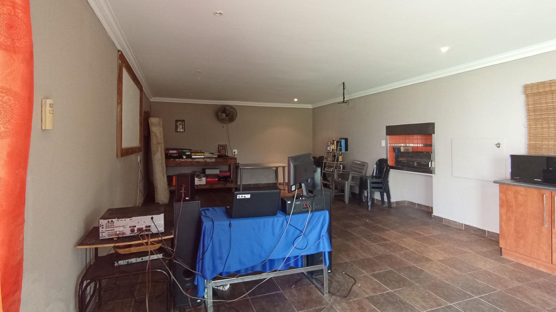 Braai Area - 45 square meters of property in Sinoville