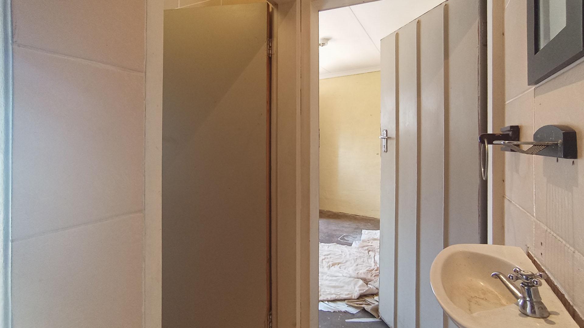 Bathroom 2 - 4 square meters of property in Sinoville