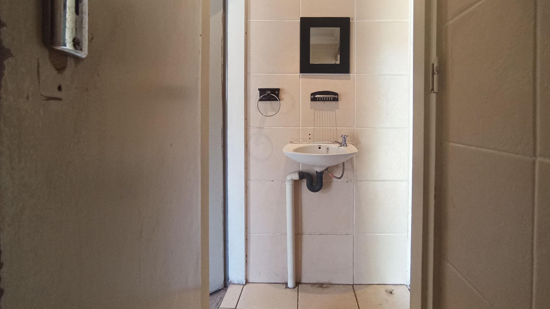 Bathroom 2 - 4 square meters of property in Sinoville