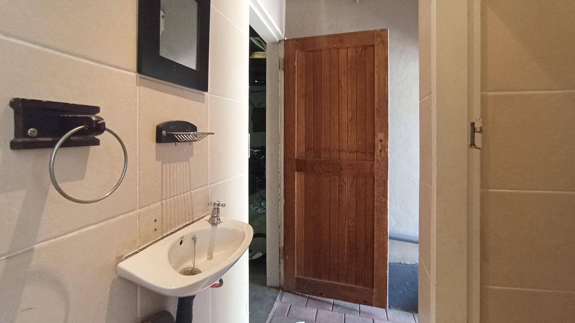 Bathroom 2 - 4 square meters of property in Sinoville