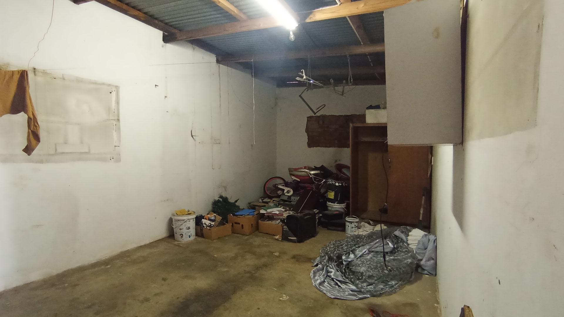 Garage - 40 square meters of property in Sinoville