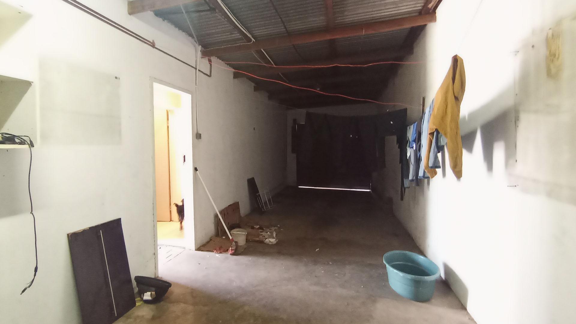 Garage - 40 square meters of property in Sinoville