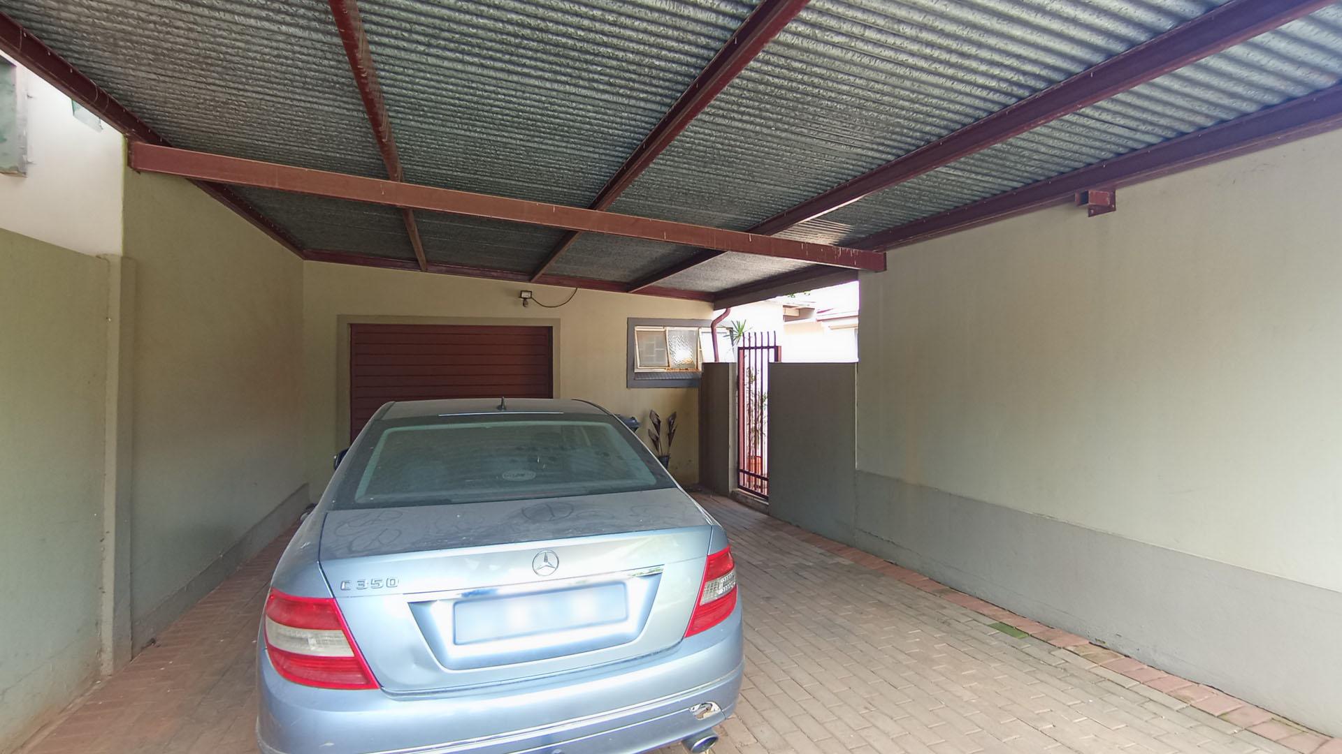 Carport  - 45 square meters of property in Sinoville