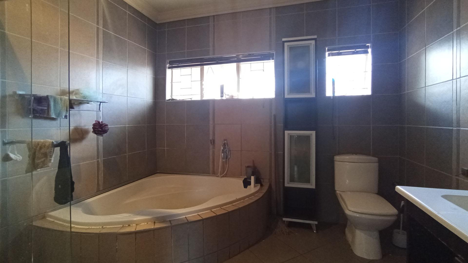 Bathroom 1 - 9 square meters of property in Sinoville