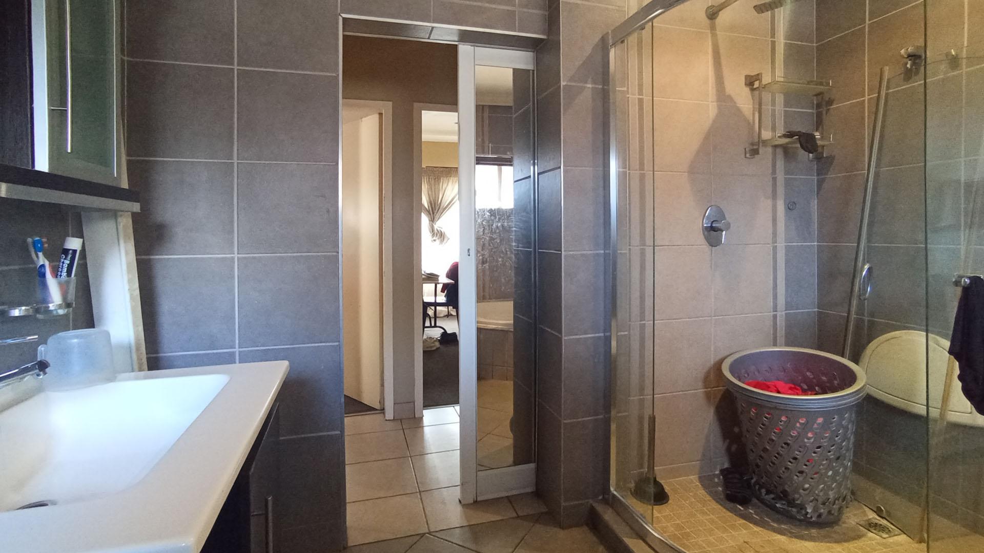 Bathroom 1 - 9 square meters of property in Sinoville