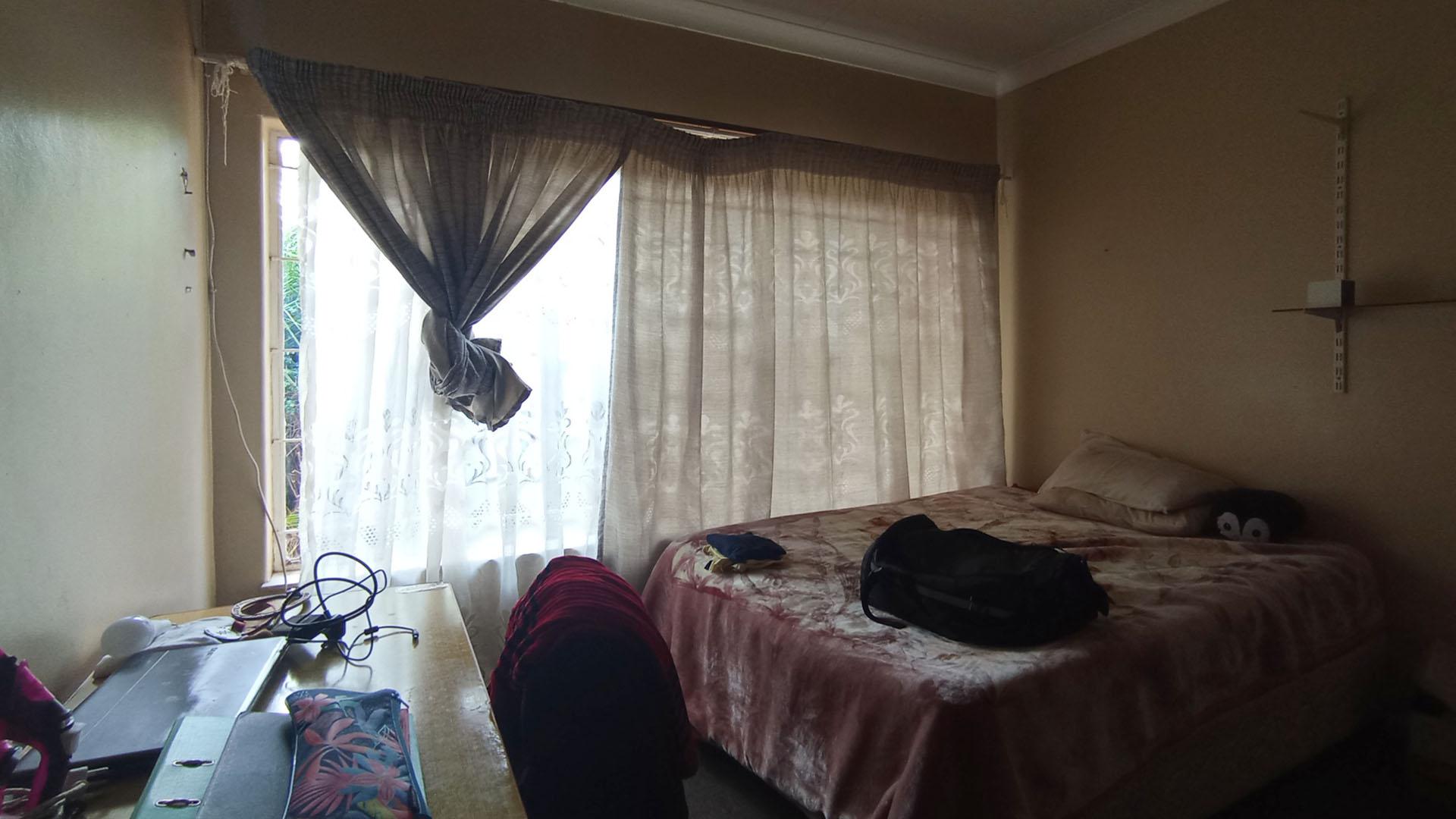 Bed Room 1 - 14 square meters of property in Sinoville