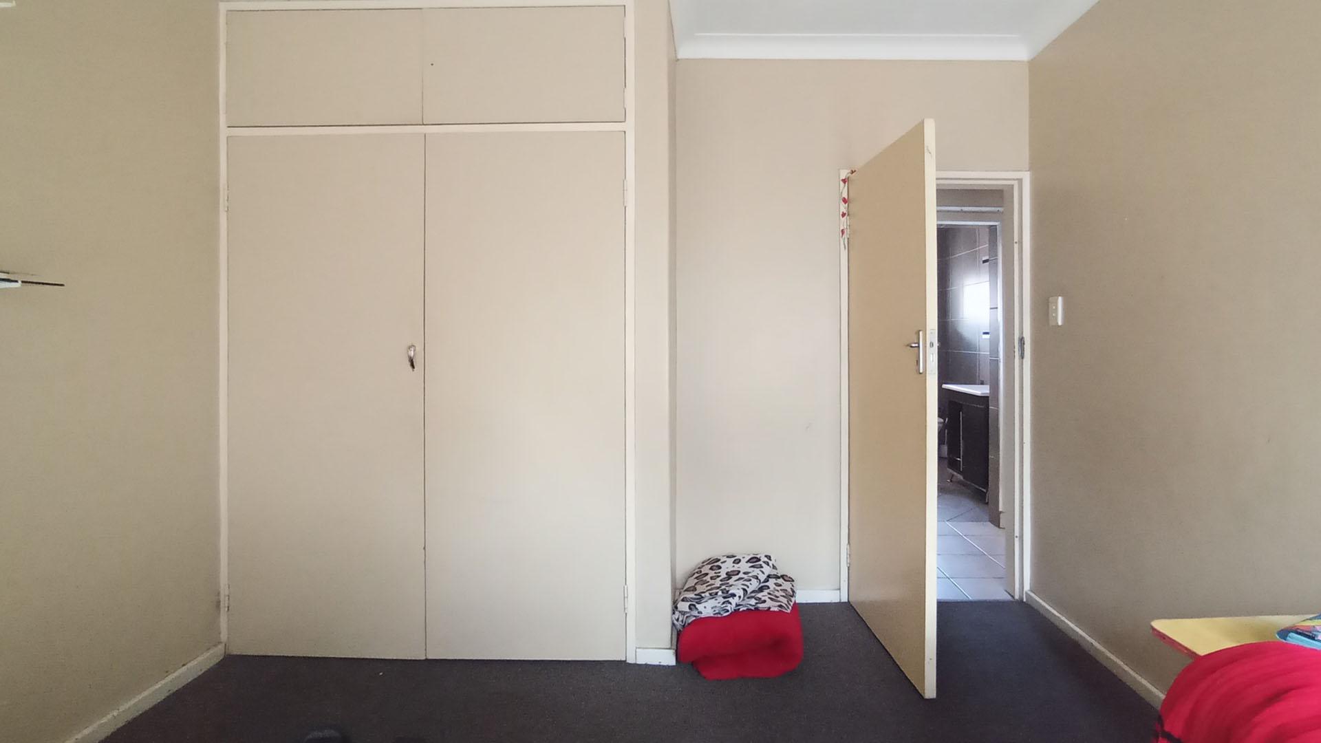 Bed Room 1 - 14 square meters of property in Sinoville