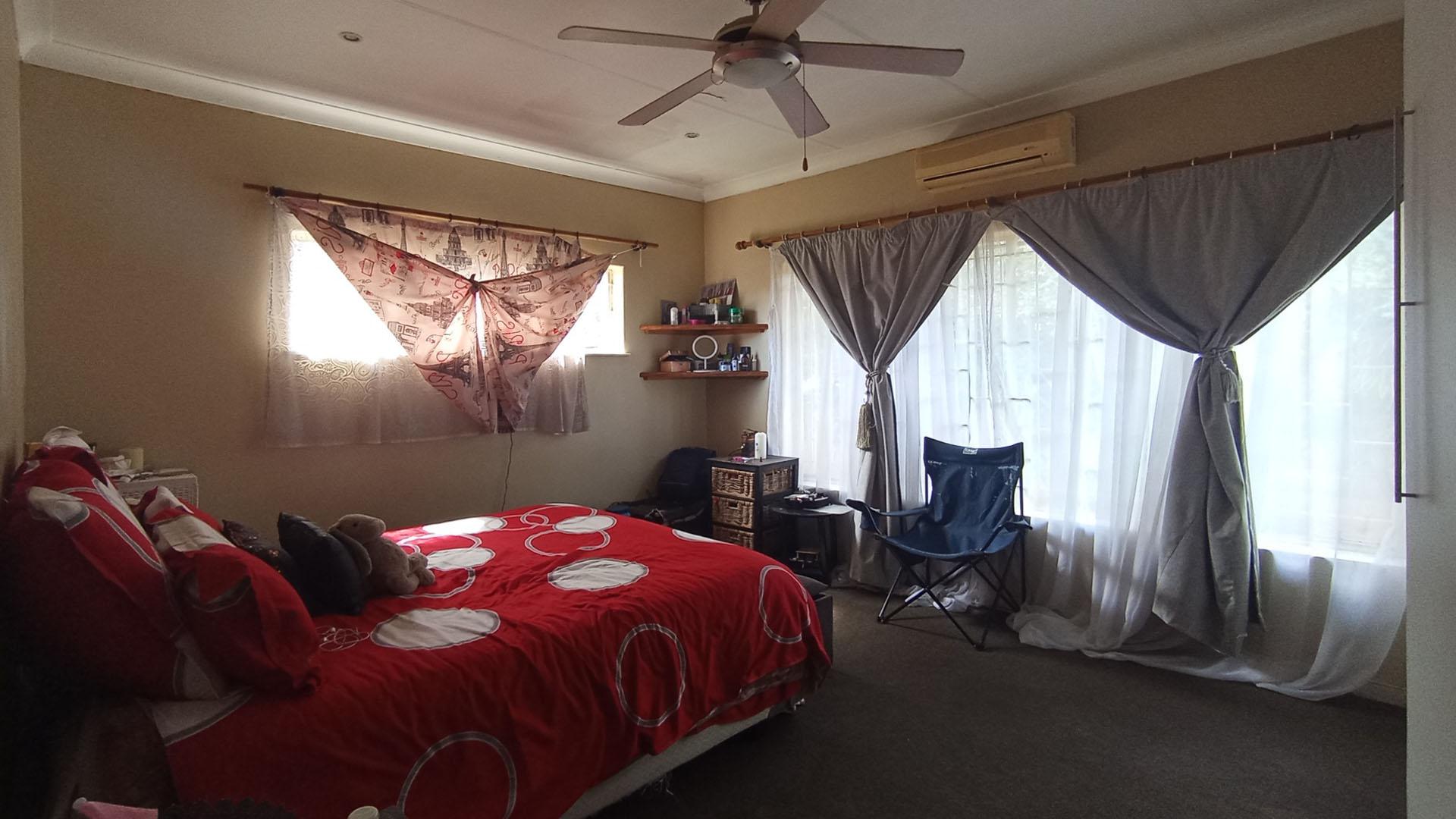 Bed Room 2 - 19 square meters of property in Sinoville