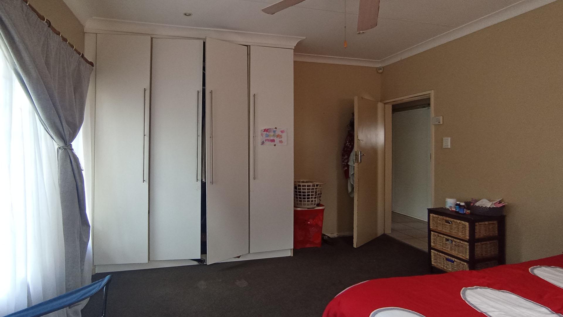 Bed Room 2 - 19 square meters of property in Sinoville