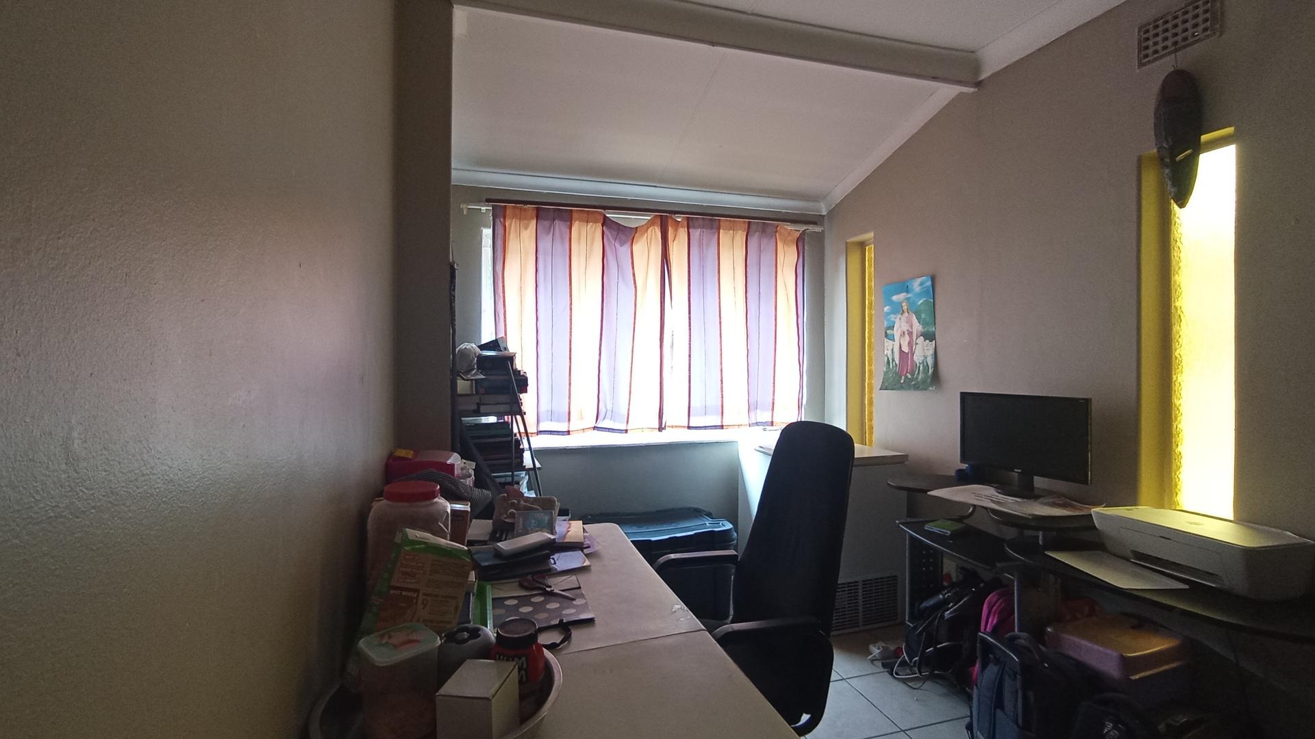 Study - 14 square meters of property in Sinoville