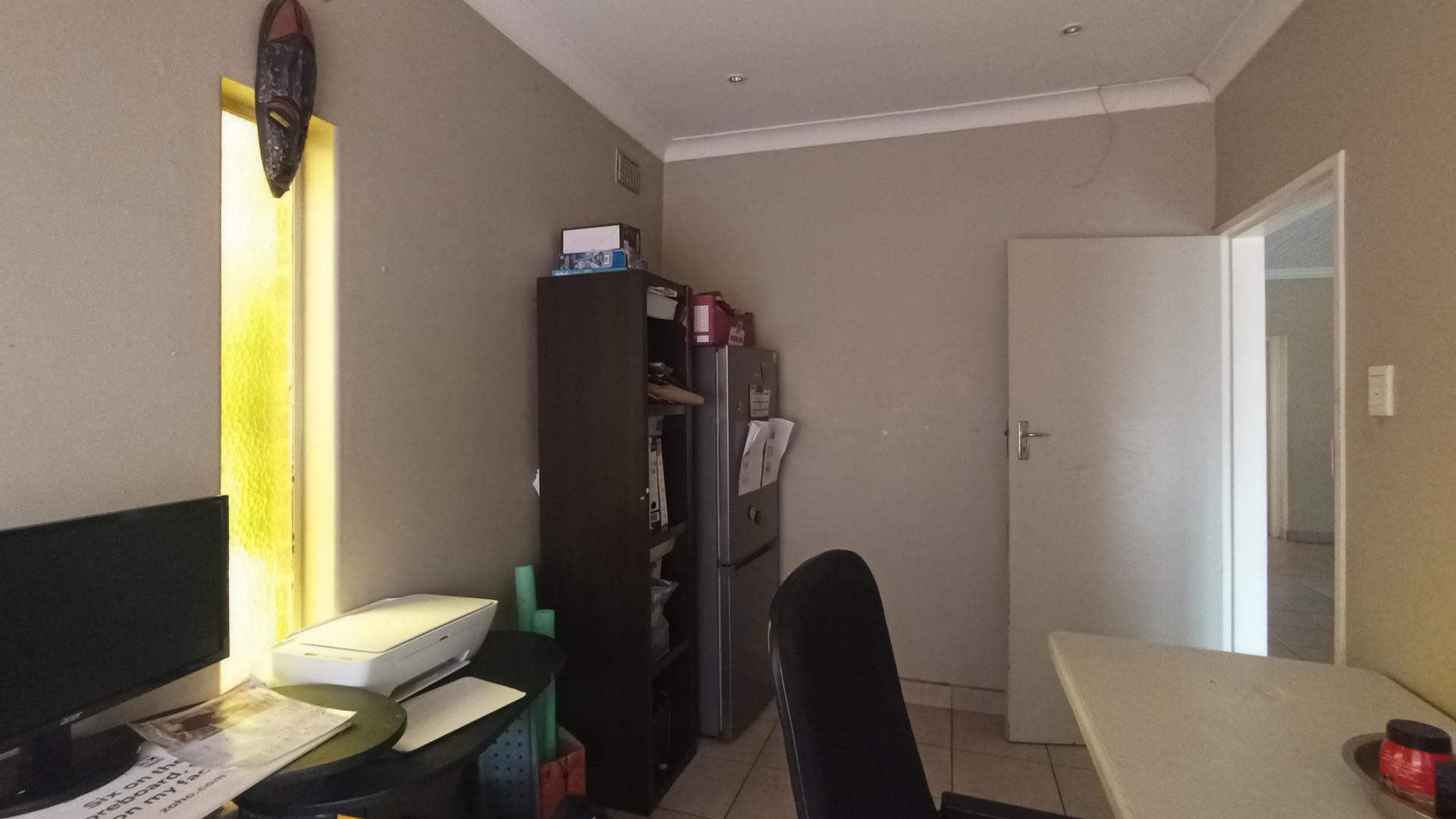 Study - 14 square meters of property in Sinoville