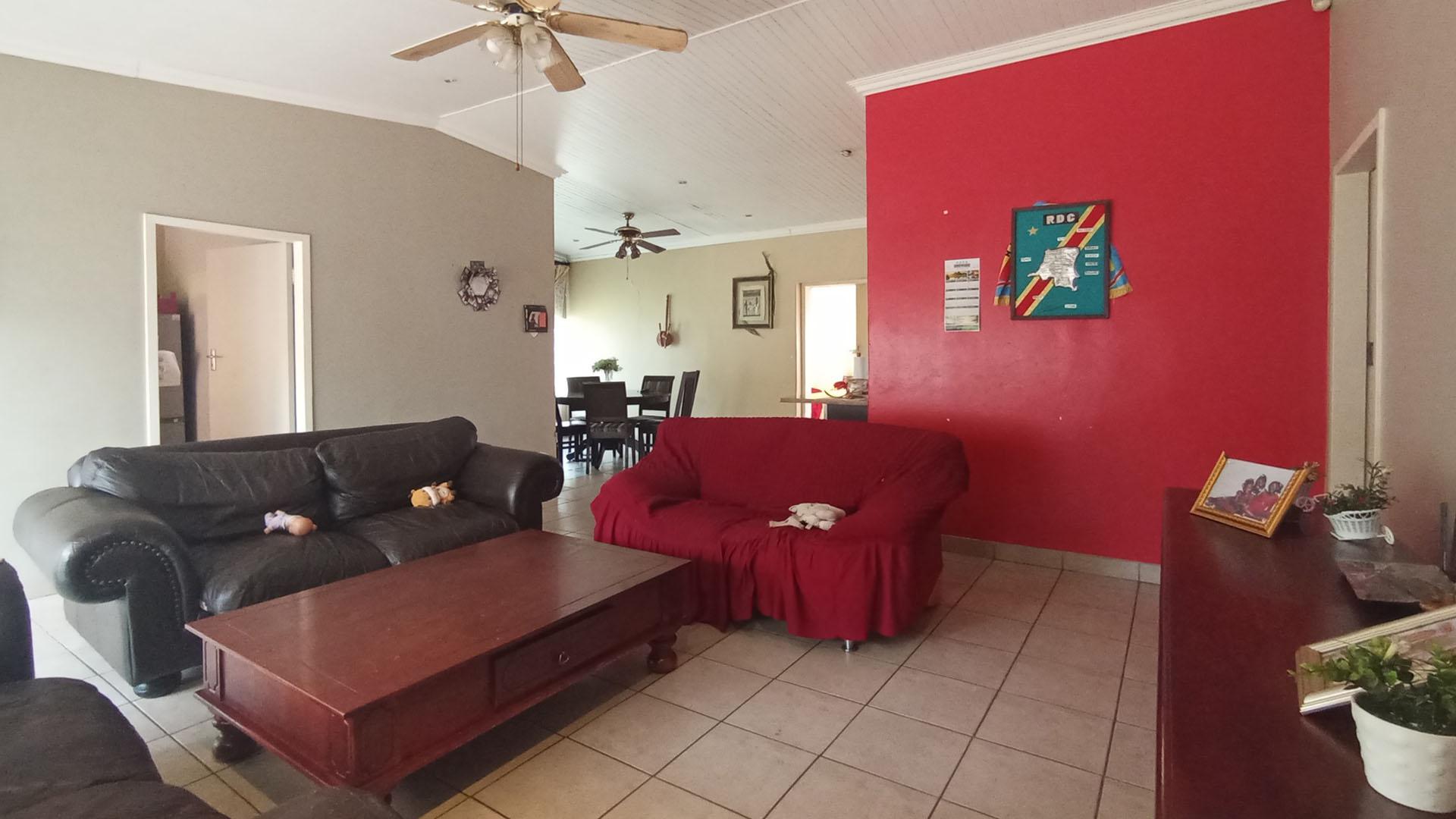 Lounges - 46 square meters of property in Sinoville