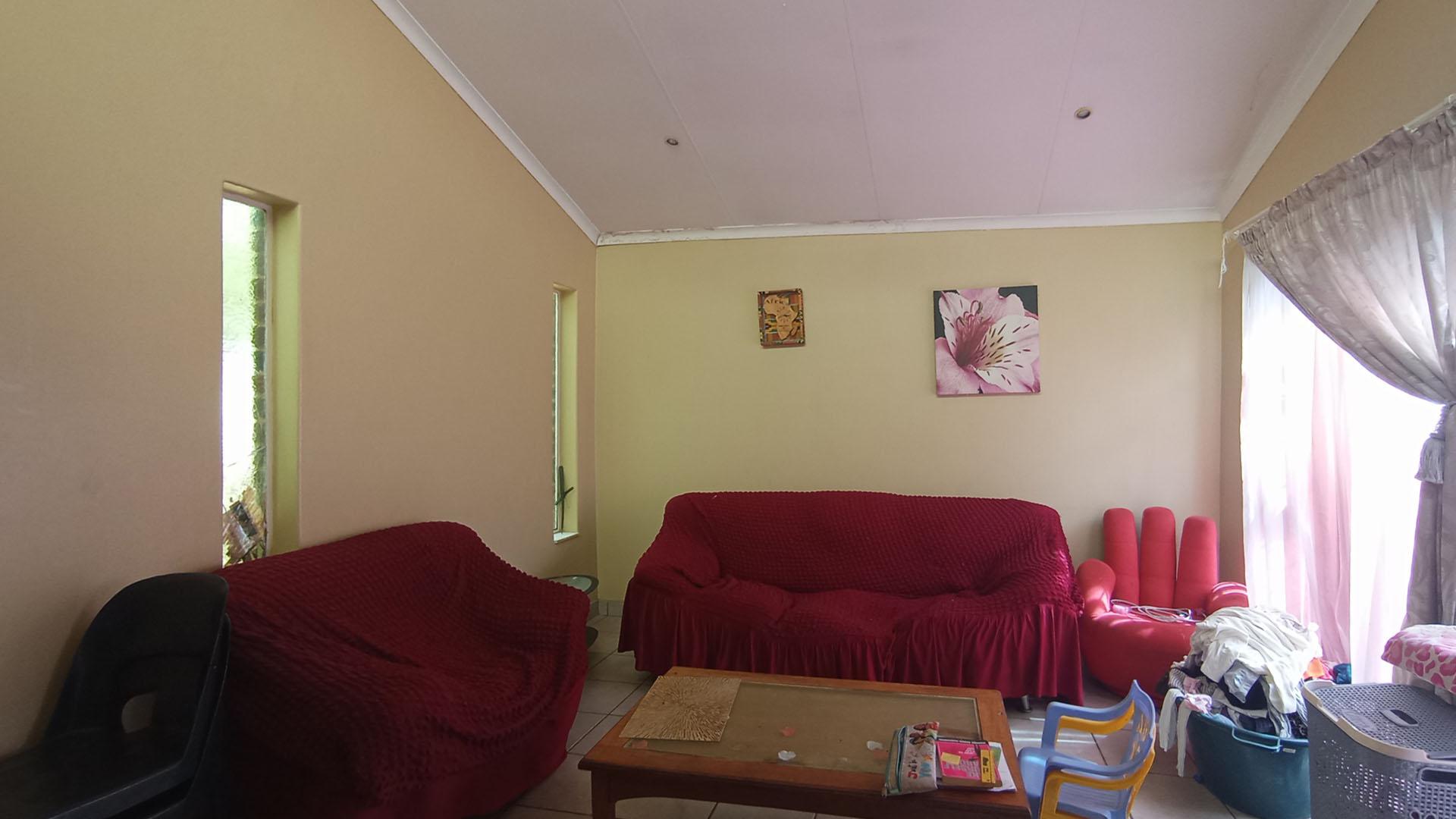 Lounges - 46 square meters of property in Sinoville