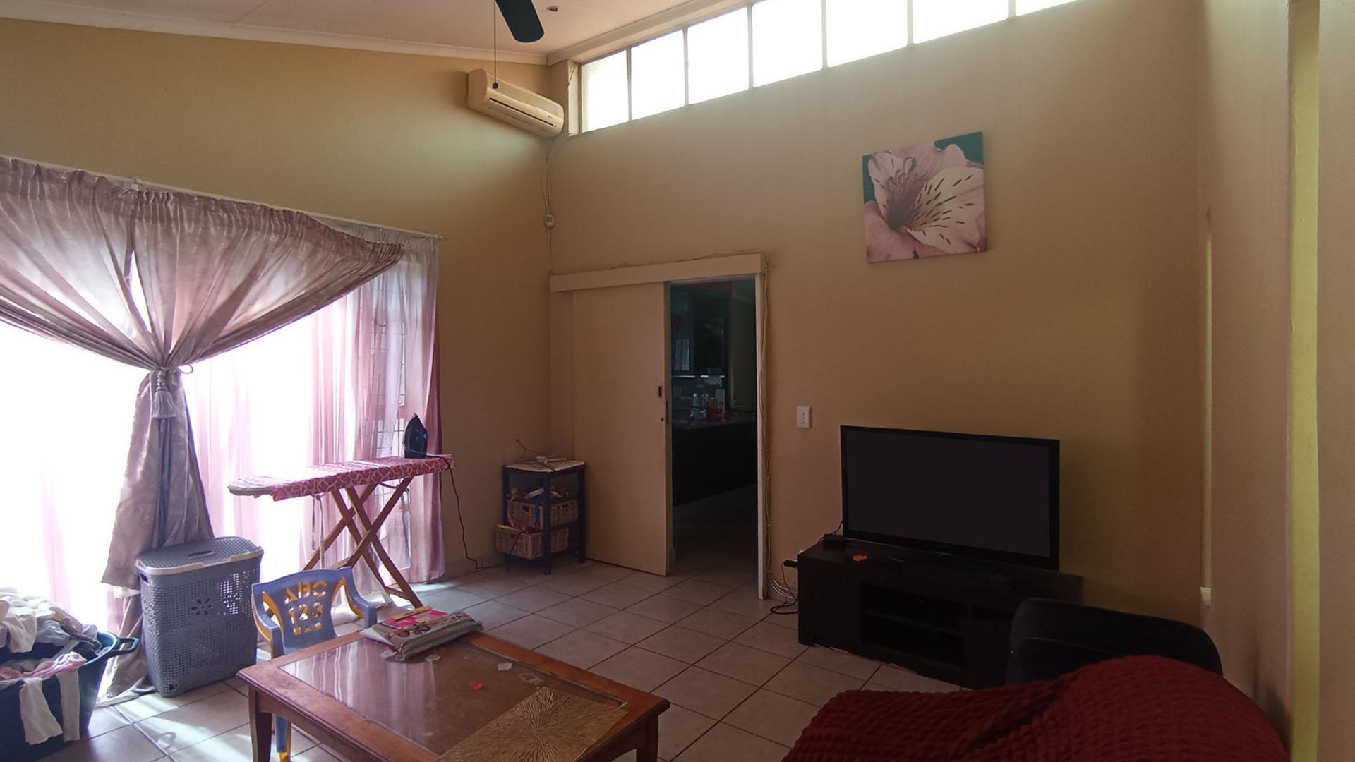 Lounges - 46 square meters of property in Sinoville