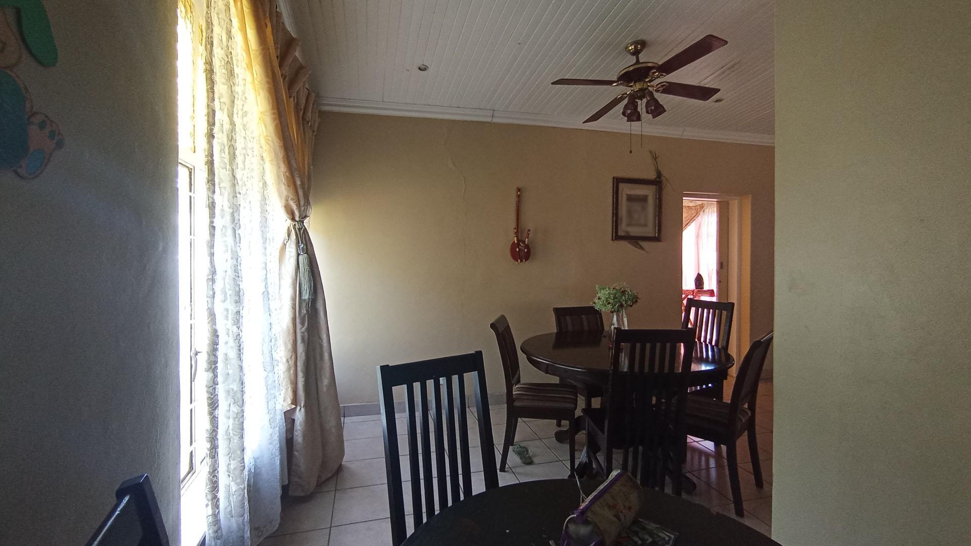 Dining Room - 20 square meters of property in Sinoville