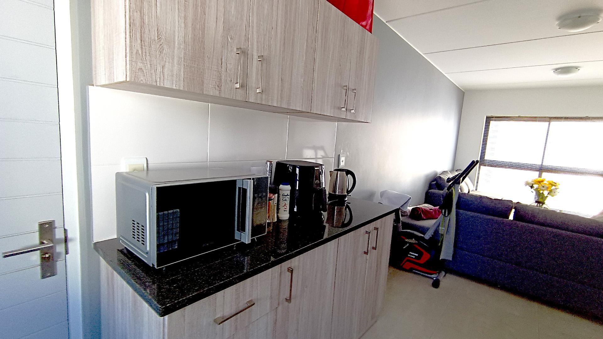 Kitchen - 8 square meters of property in De Wijnlanden