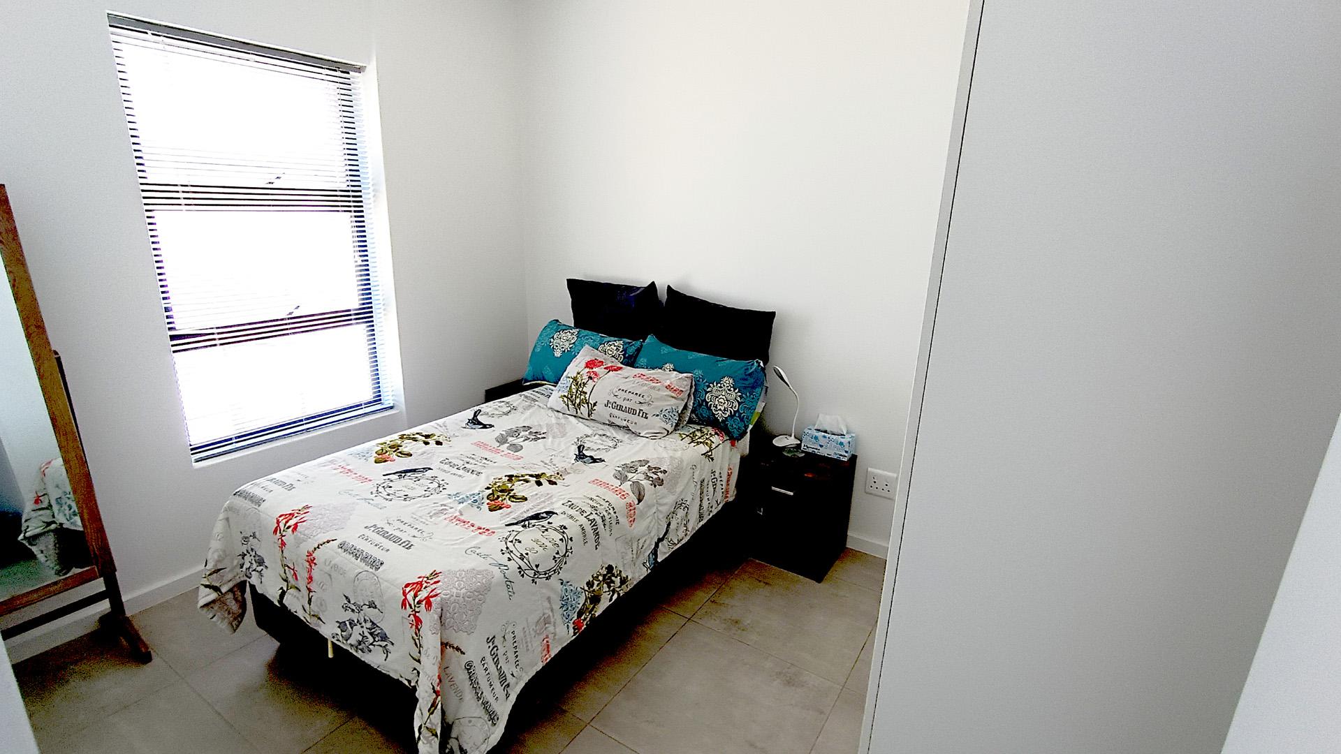 Bed Room 1 - 10 square meters of property in De Wijnlanden