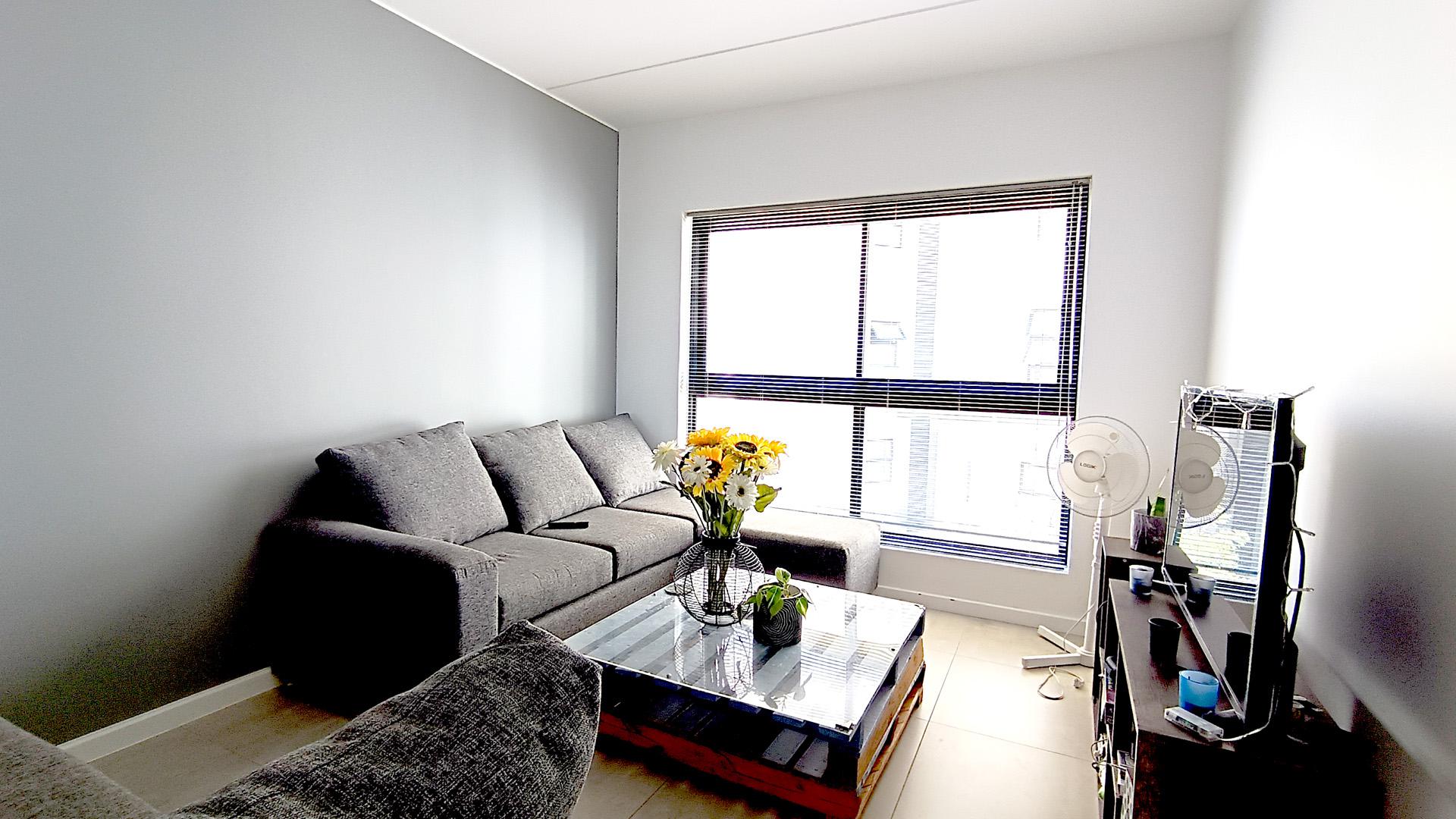 Lounges - 18 square meters of property in De Wijnlanden