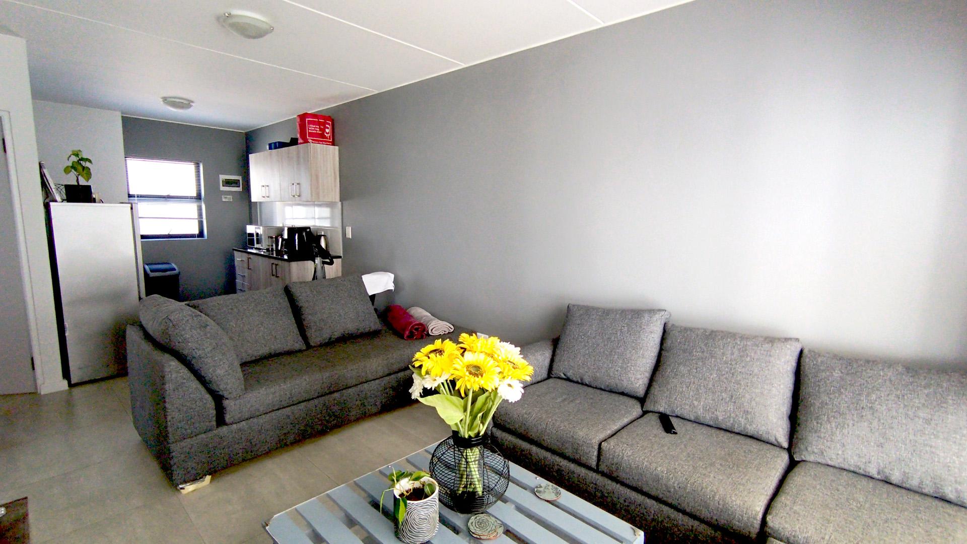 Lounges - 18 square meters of property in De Wijnlanden