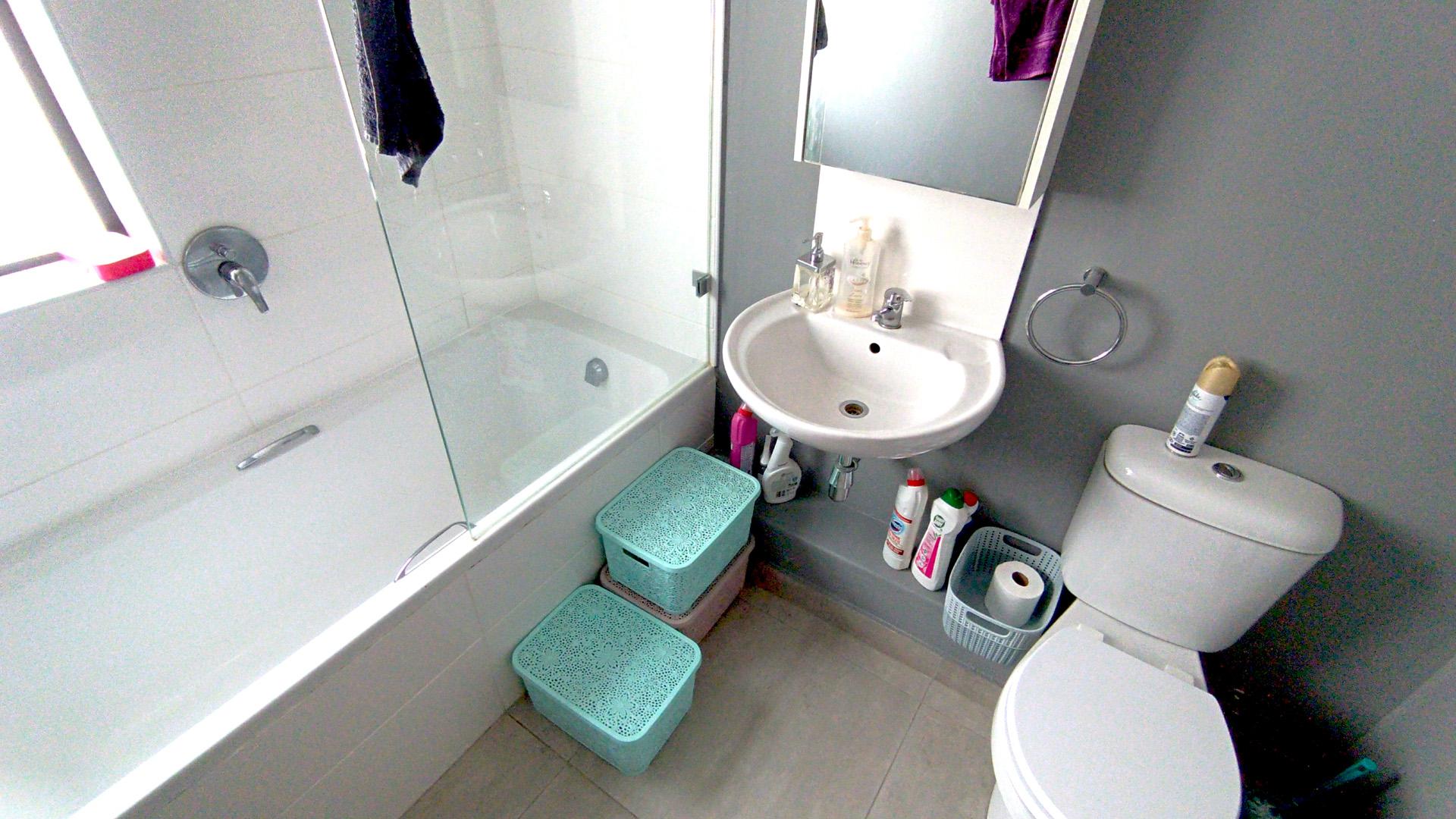 Bathroom 1 - 6 square meters of property in De Wijnlanden