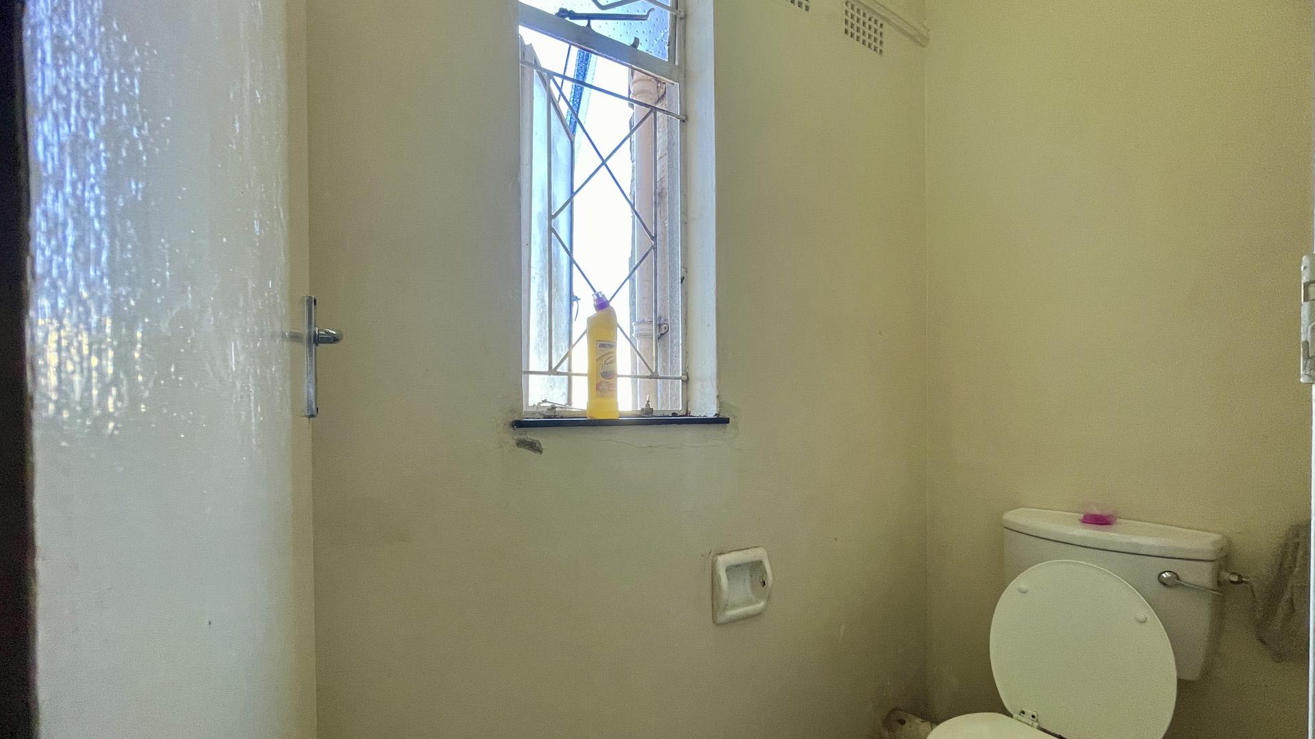 Bathroom 1 of property in Berea - JHB