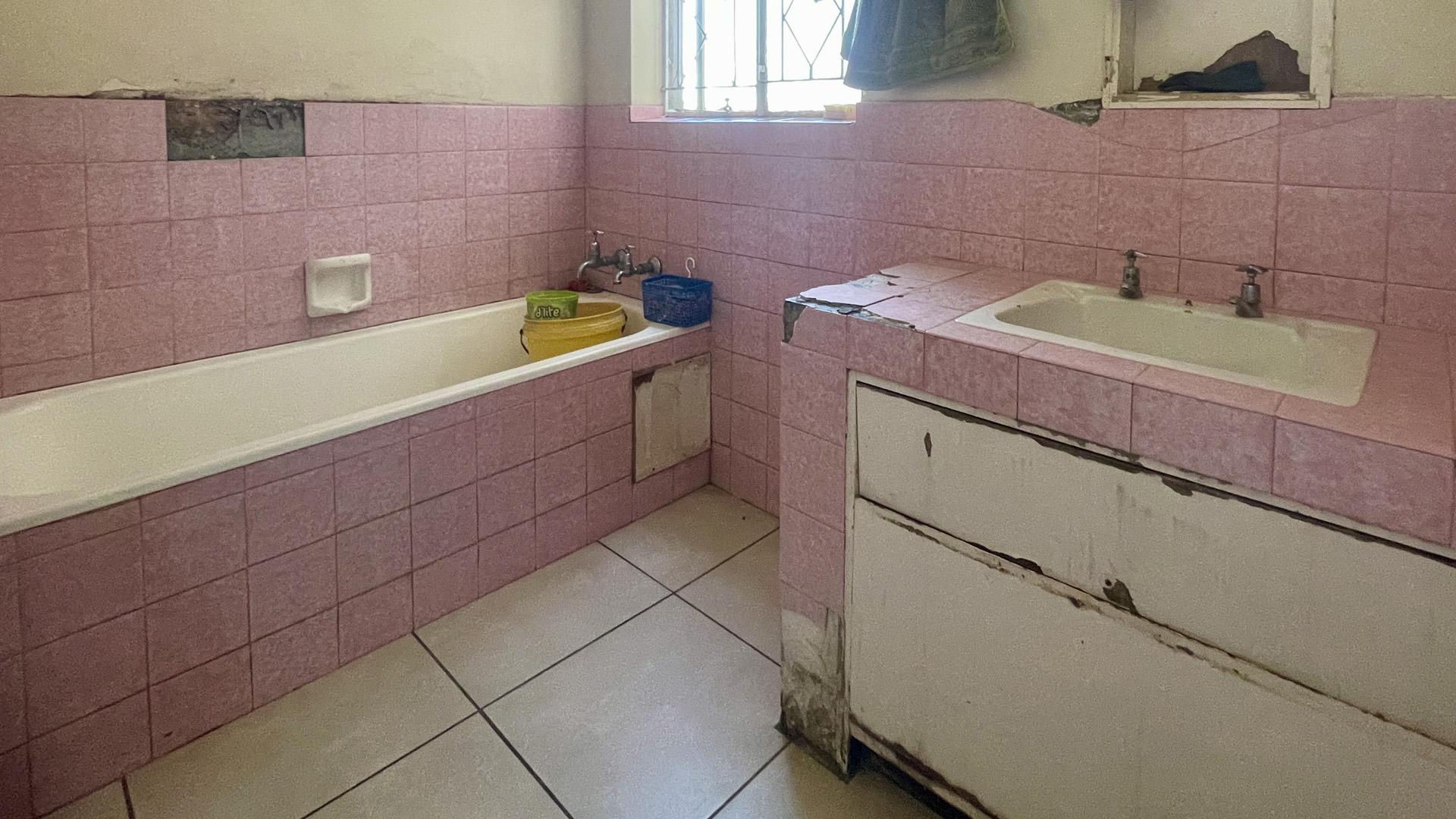 Bathroom 1 of property in Berea - JHB
