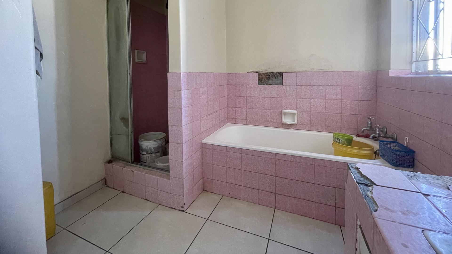 Bathroom 1 of property in Berea - JHB