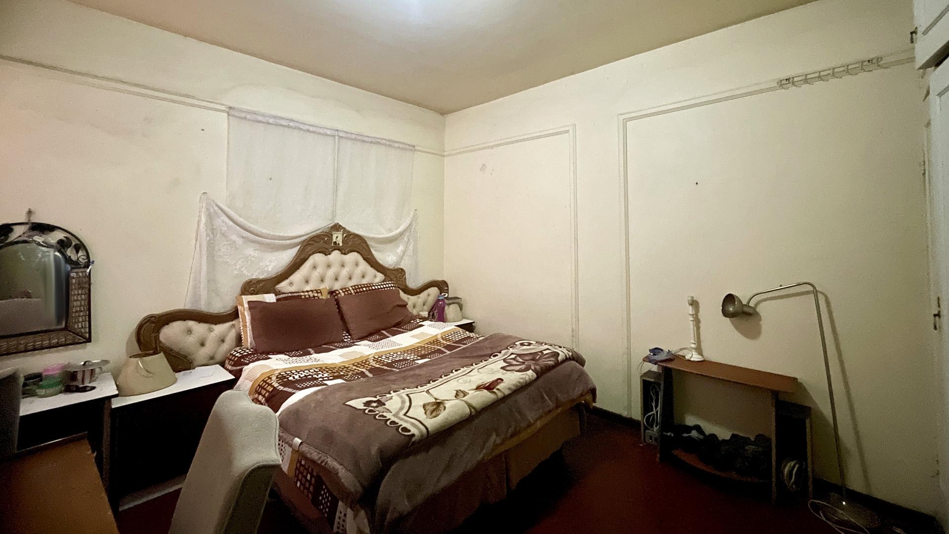 Bed Room 1 of property in Berea - JHB