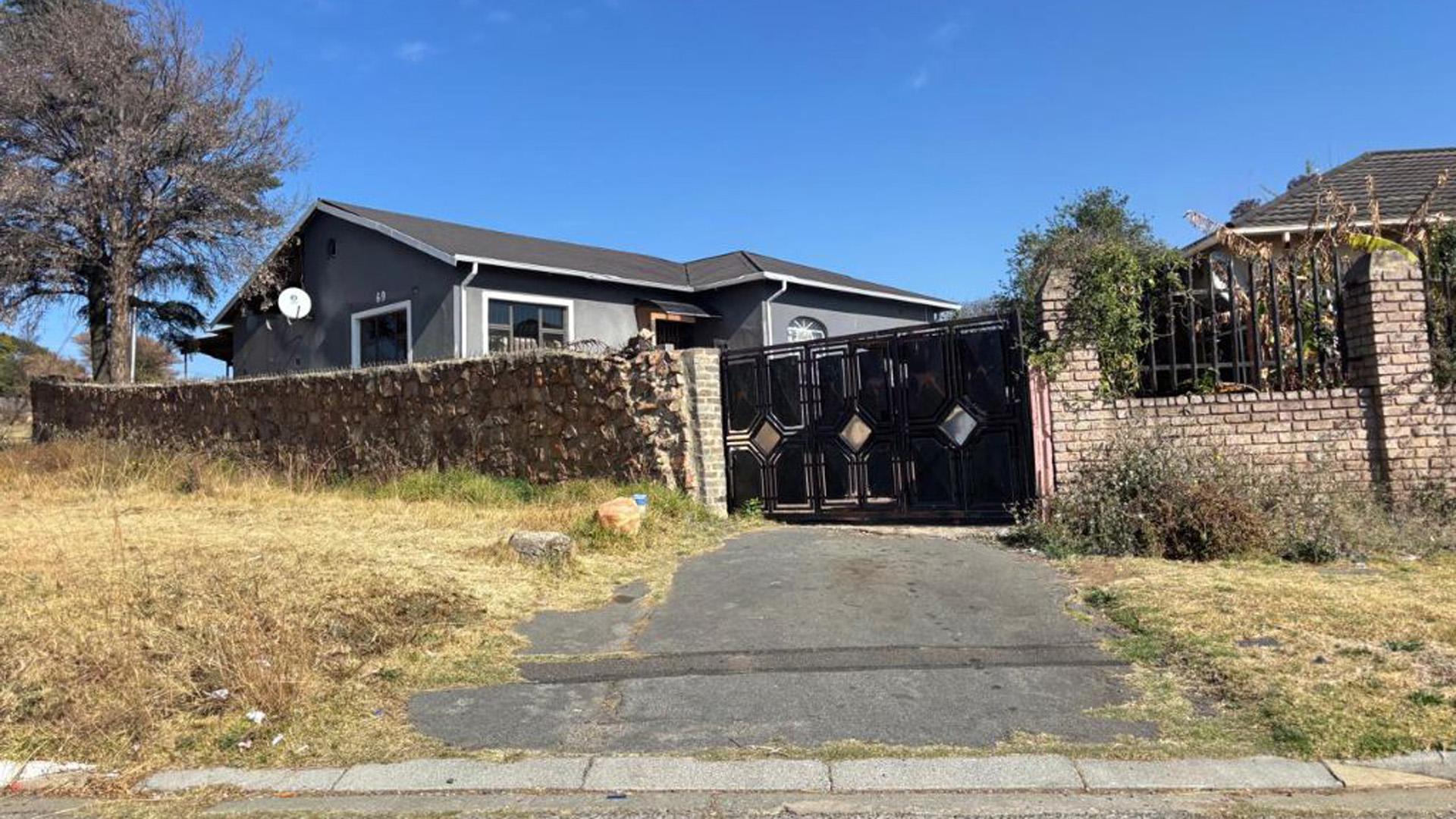 Front View of property in South Hills