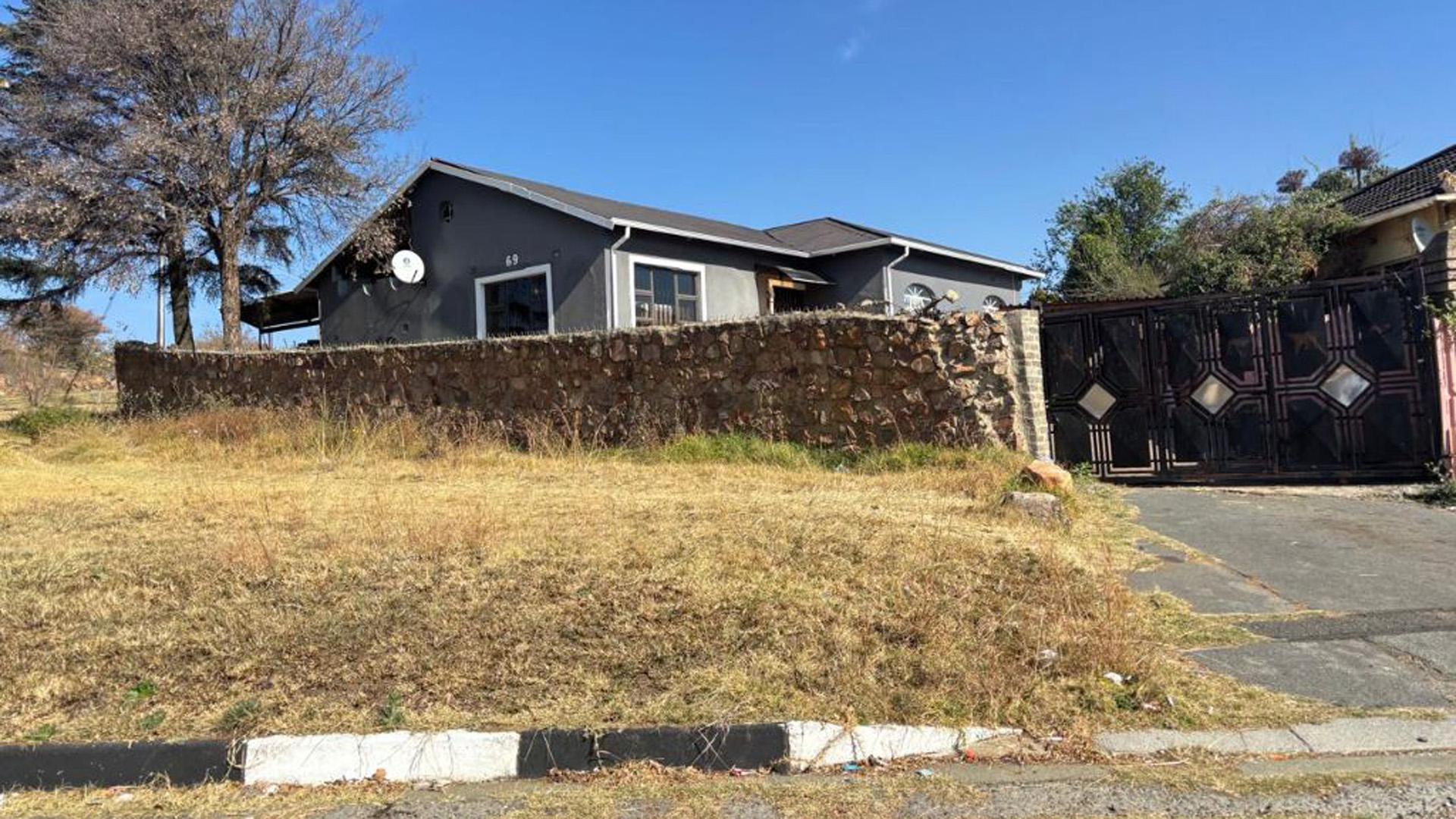 Front View of property in South Hills