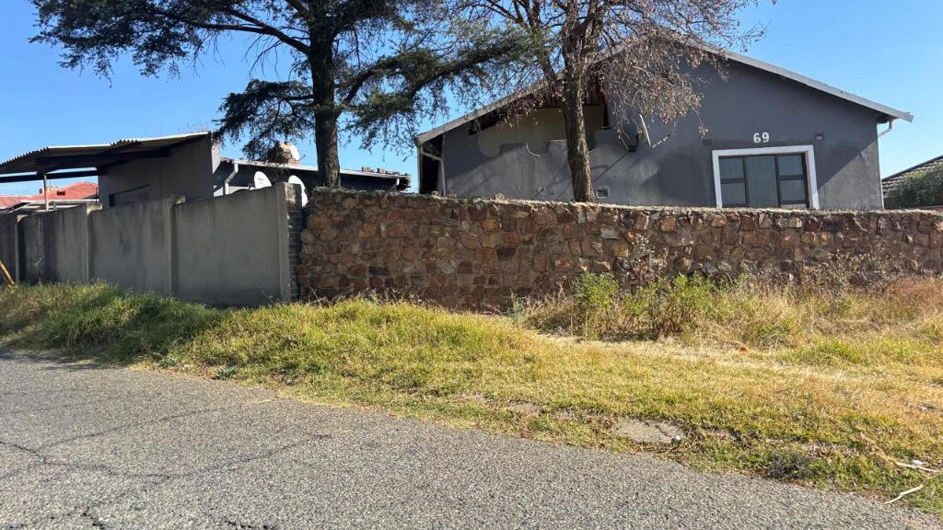 Front View of property in South Hills