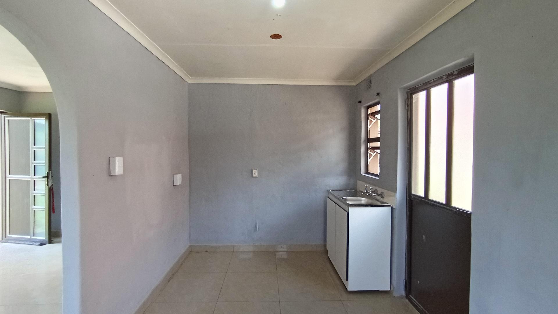 Kitchen - 13 square meters of property in KwaDabeka