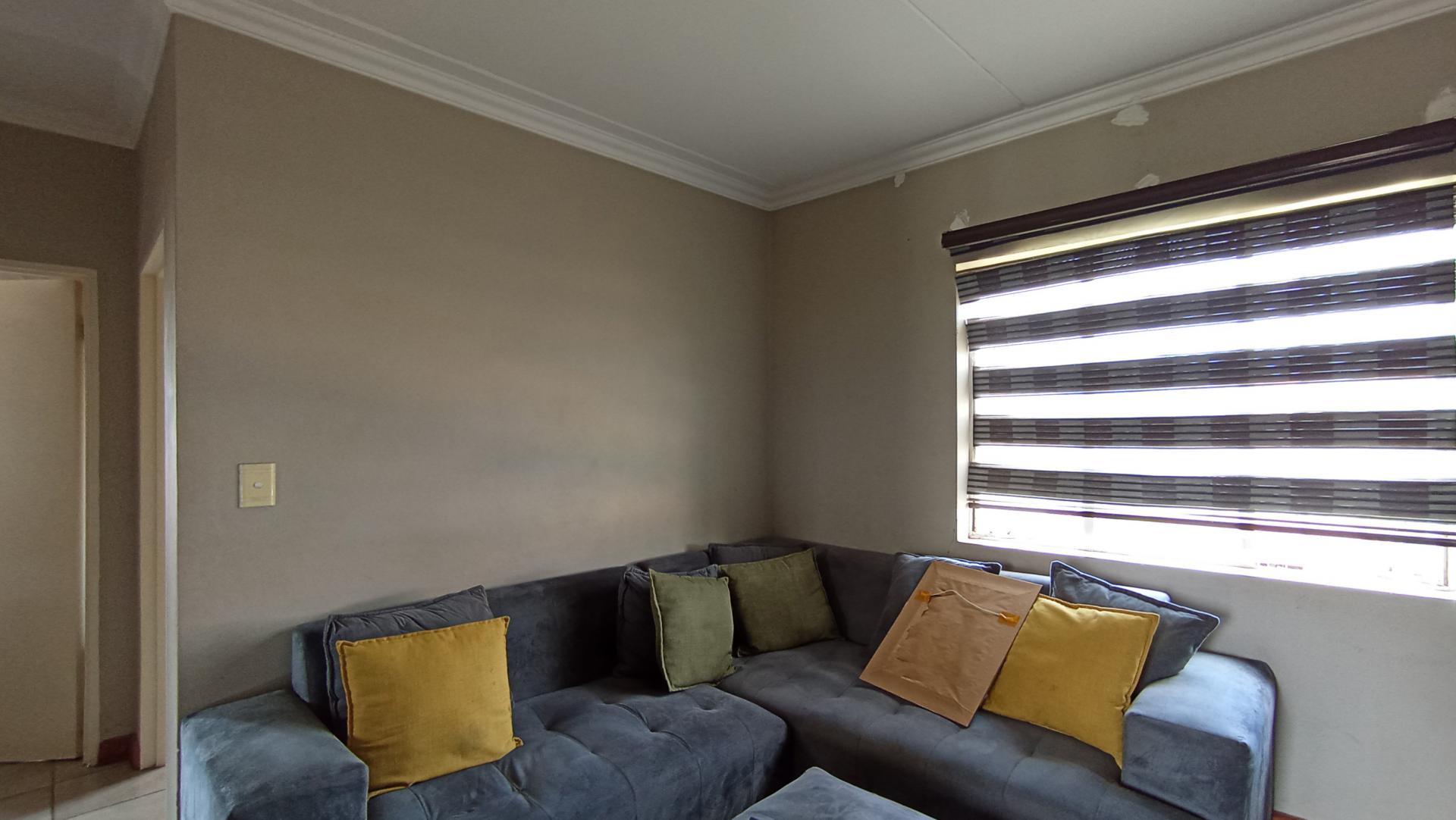 Lounges - 11 square meters of property in Fleurhof