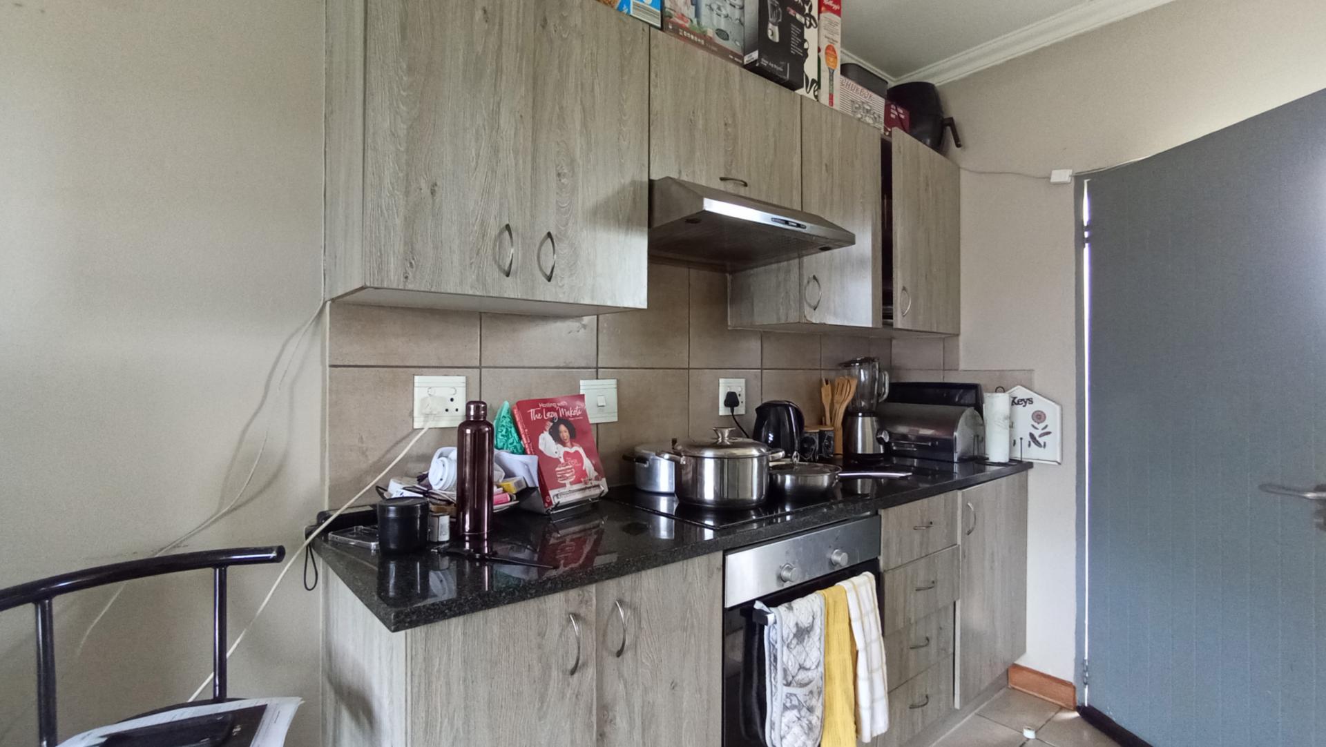 Kitchen - 7 square meters of property in Fleurhof