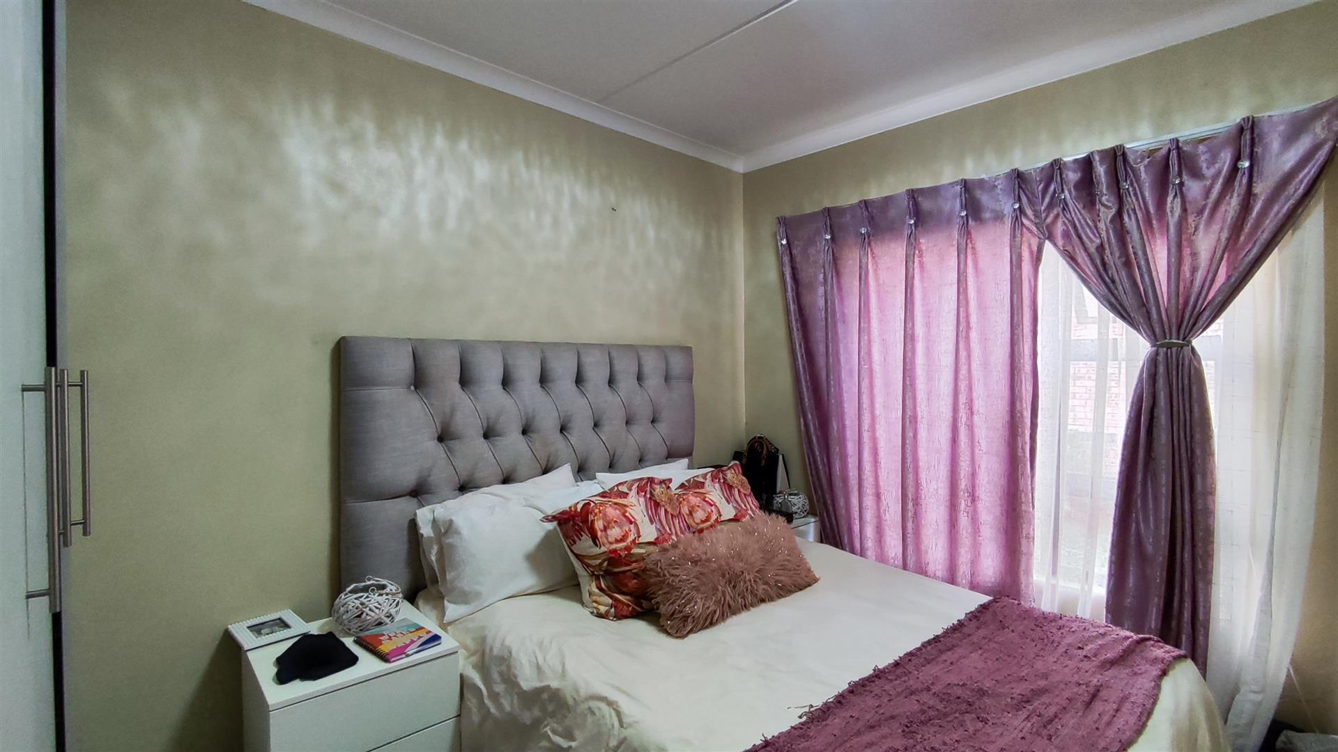 Bed Room 1 - 10 square meters of property in Cloverdene