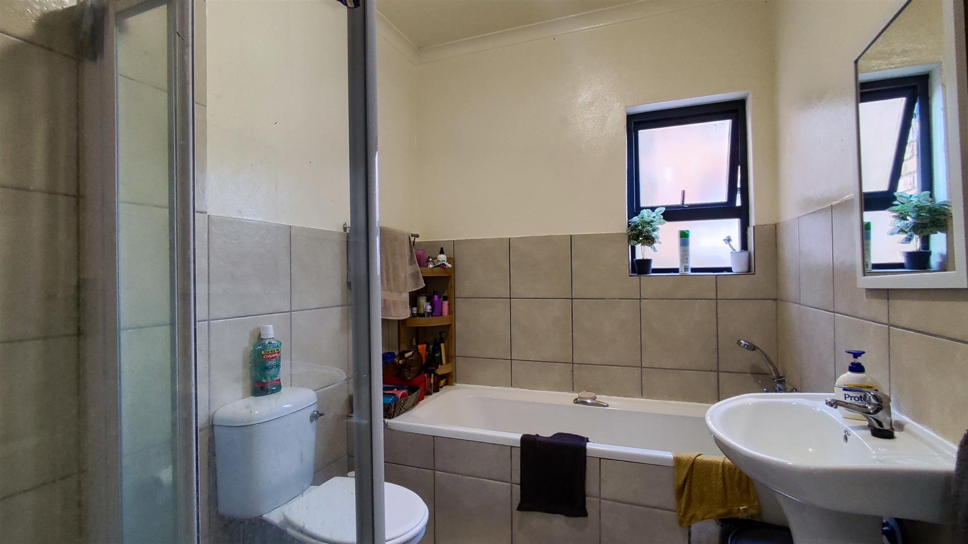 Bathroom 1 - 5 square meters of property in Cloverdene