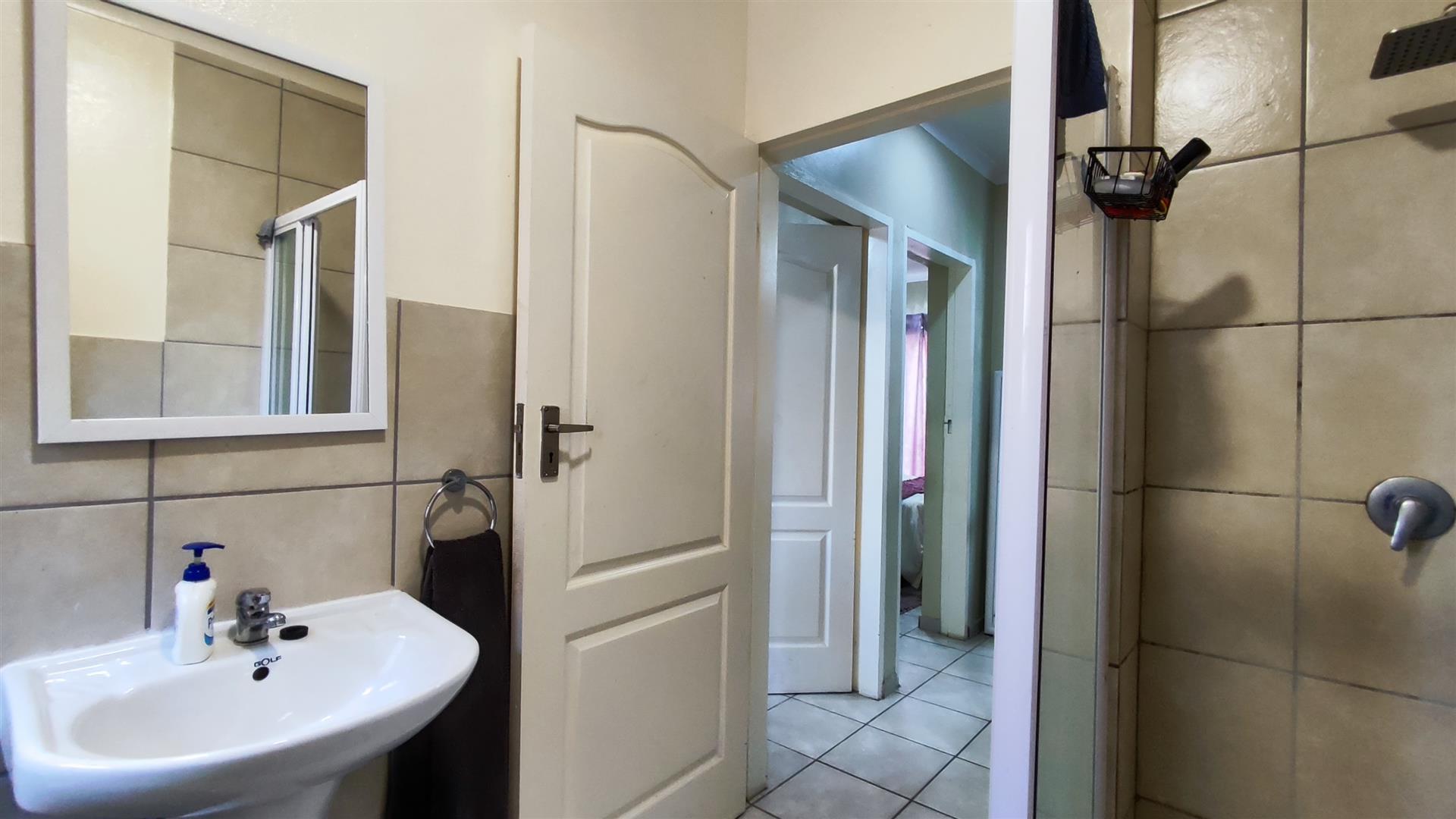Bathroom 1 - 5 square meters of property in Cloverdene