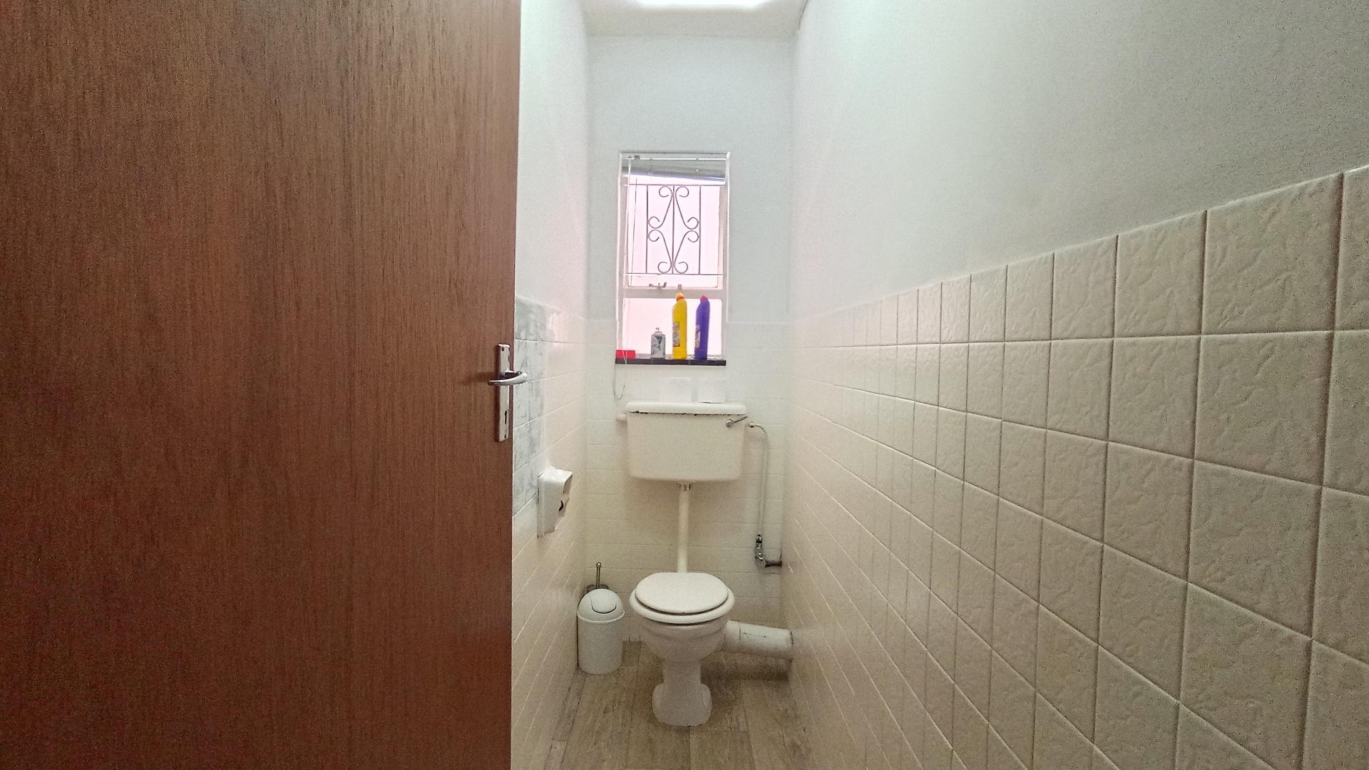 Bathroom 1 - 8 square meters of property in Wembley