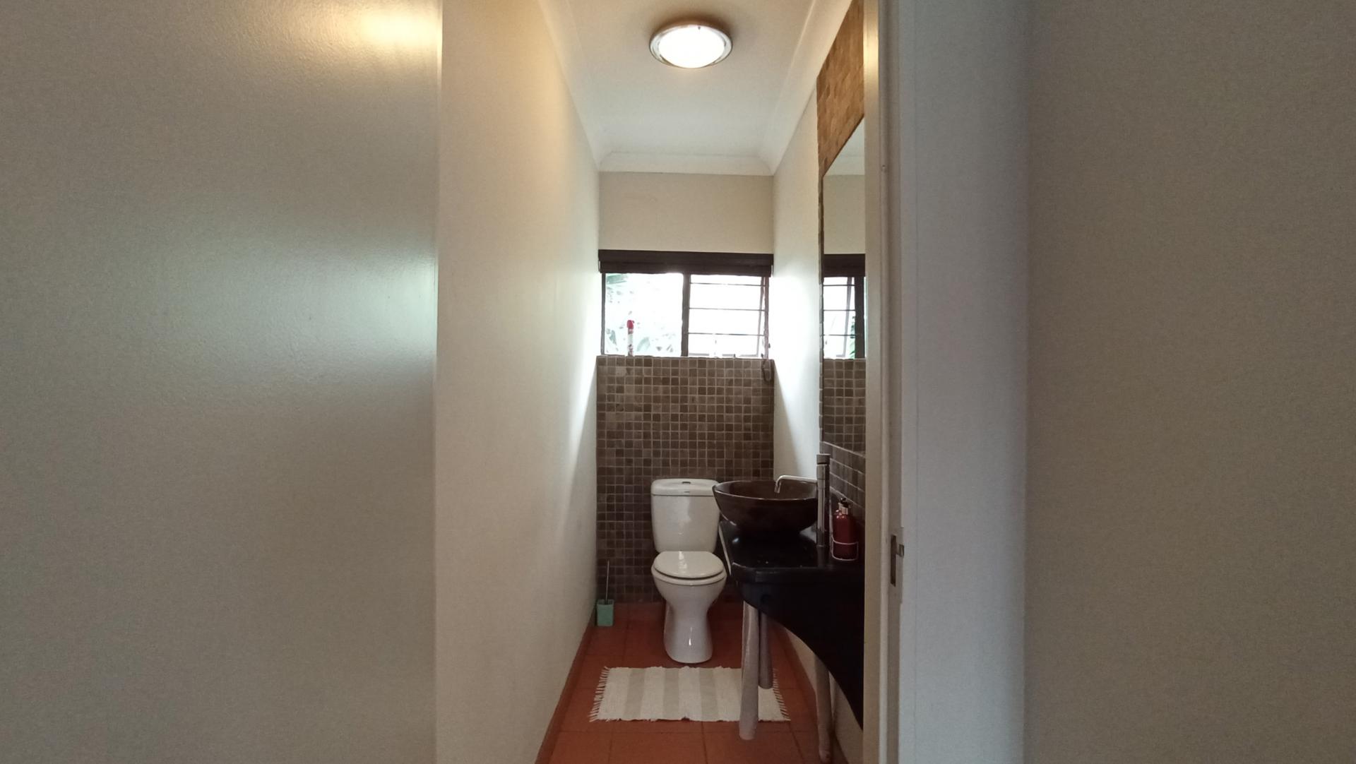 Guest Toilet - 3 square meters of property in Cyrildene