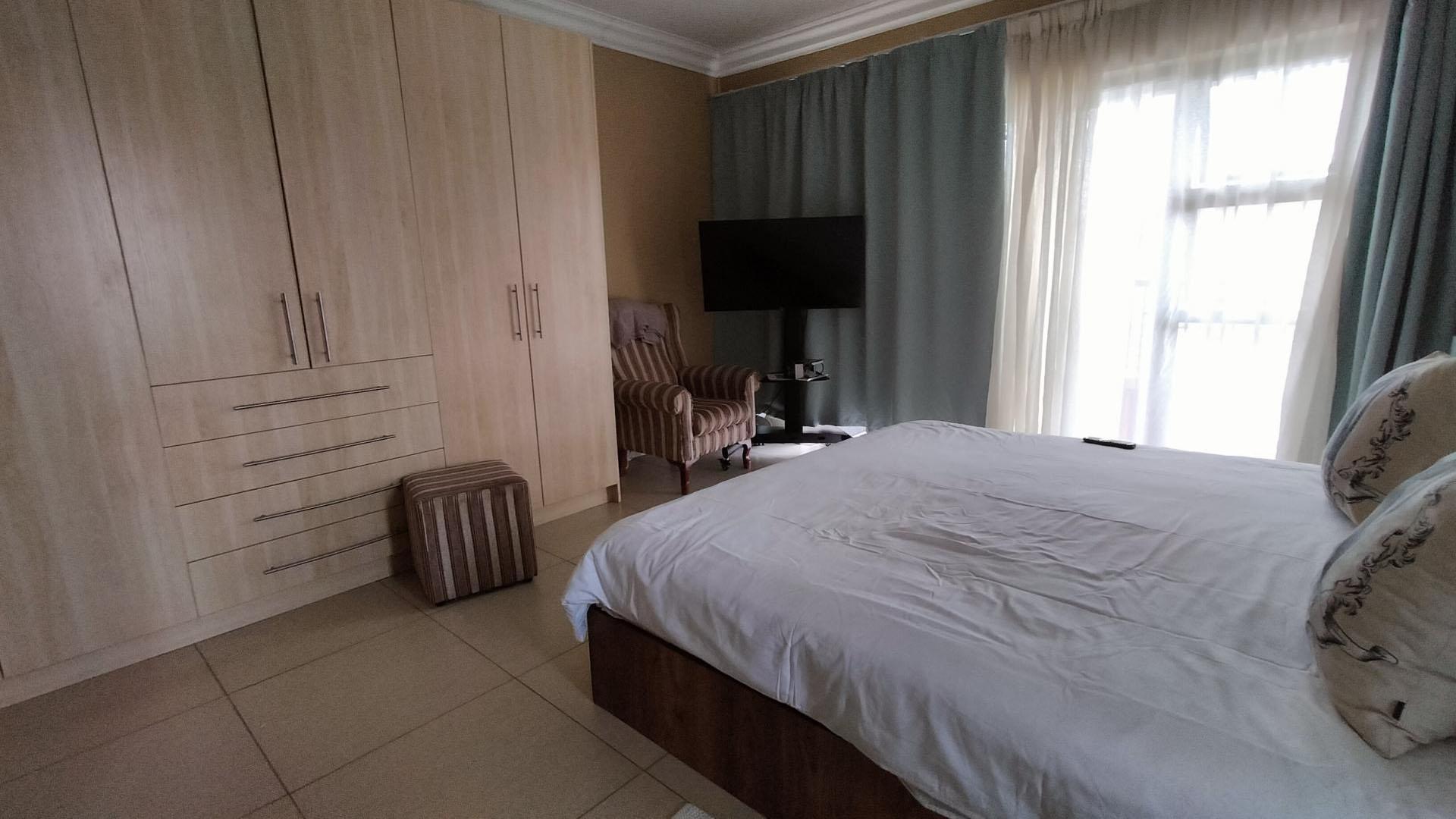 Bed Room 1 of property in Shellyvale