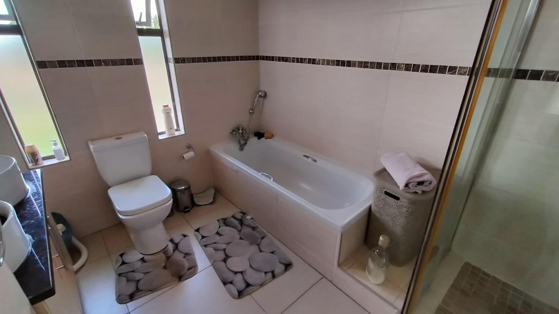 Bathroom 1 of property in Shellyvale