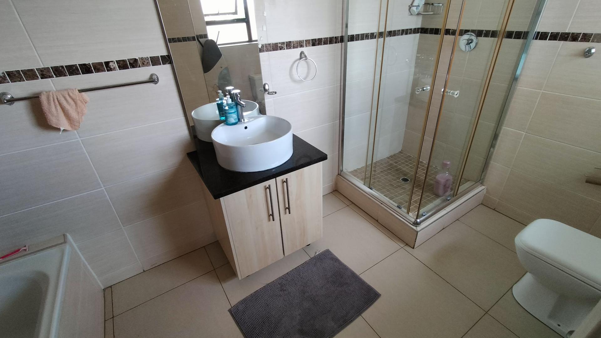 Main Bathroom of property in Shellyvale