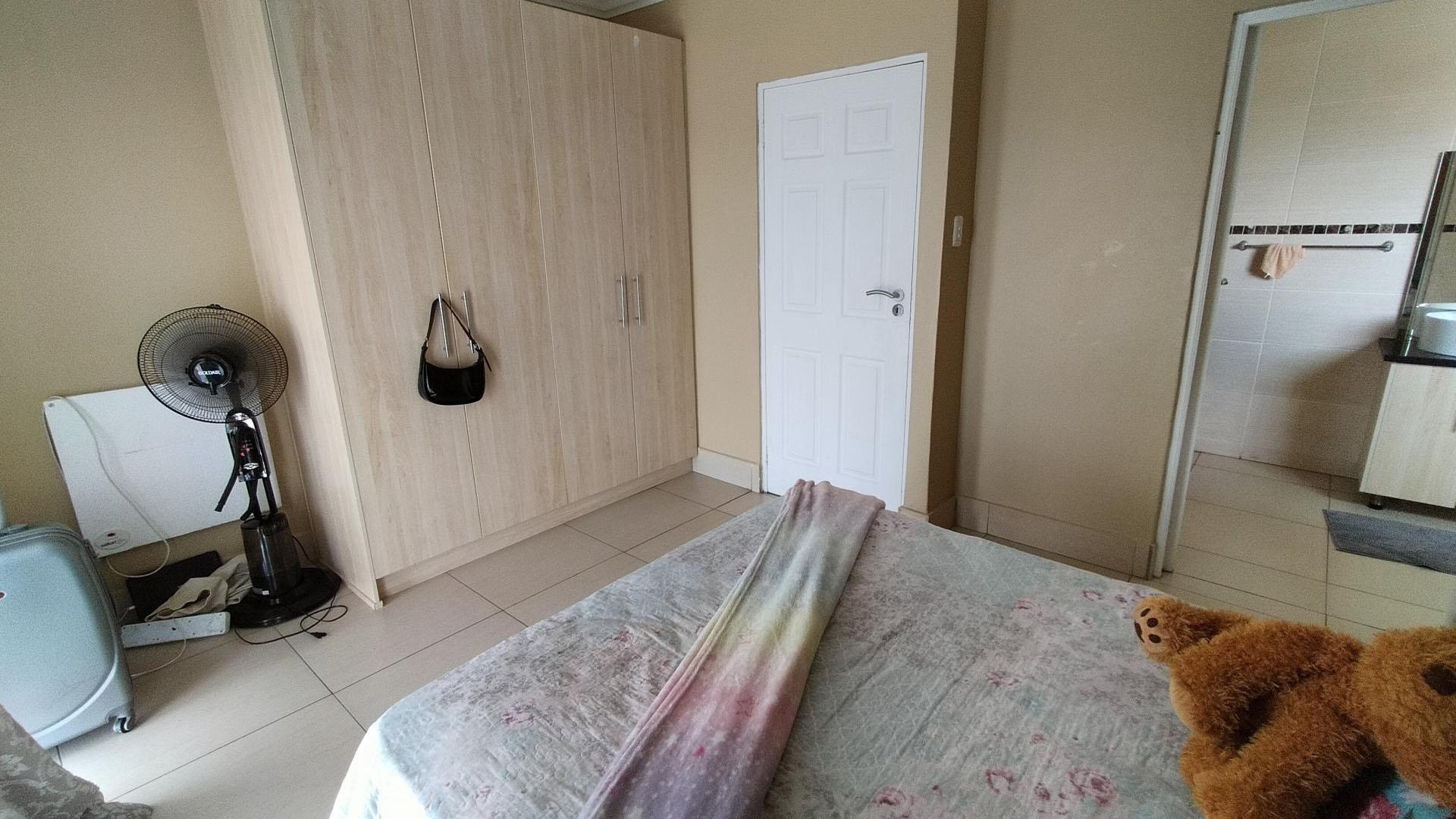 Main Bedroom of property in Shellyvale