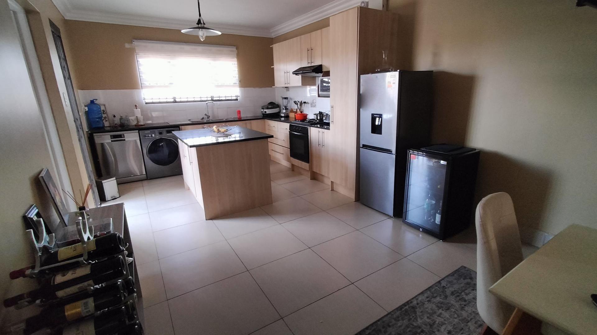 Kitchen of property in Shellyvale